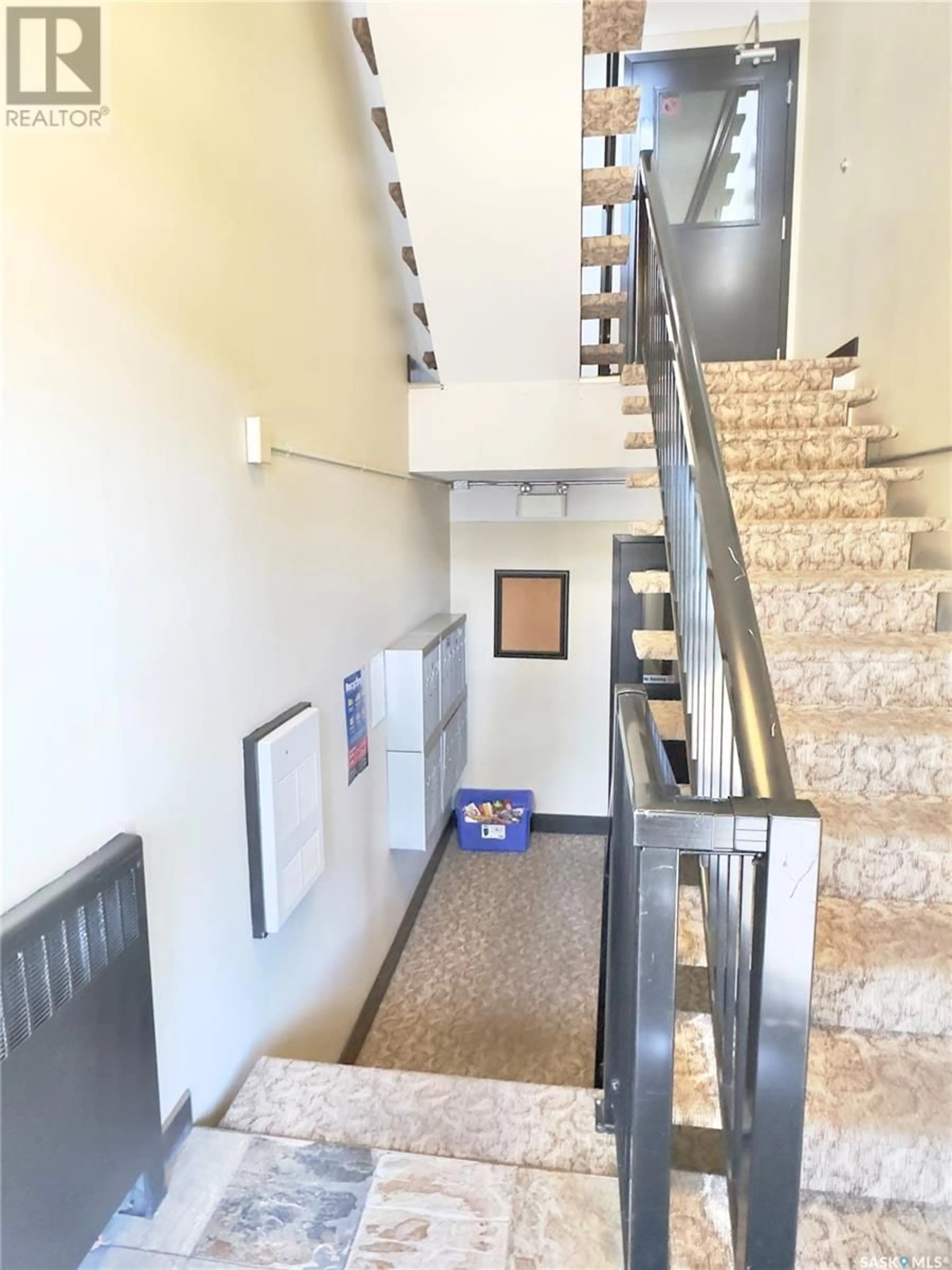 Indoor foyer for 1 - 2106 STE CECILIA AVENUE, Saskatoon Saskatchewan S7M0P2