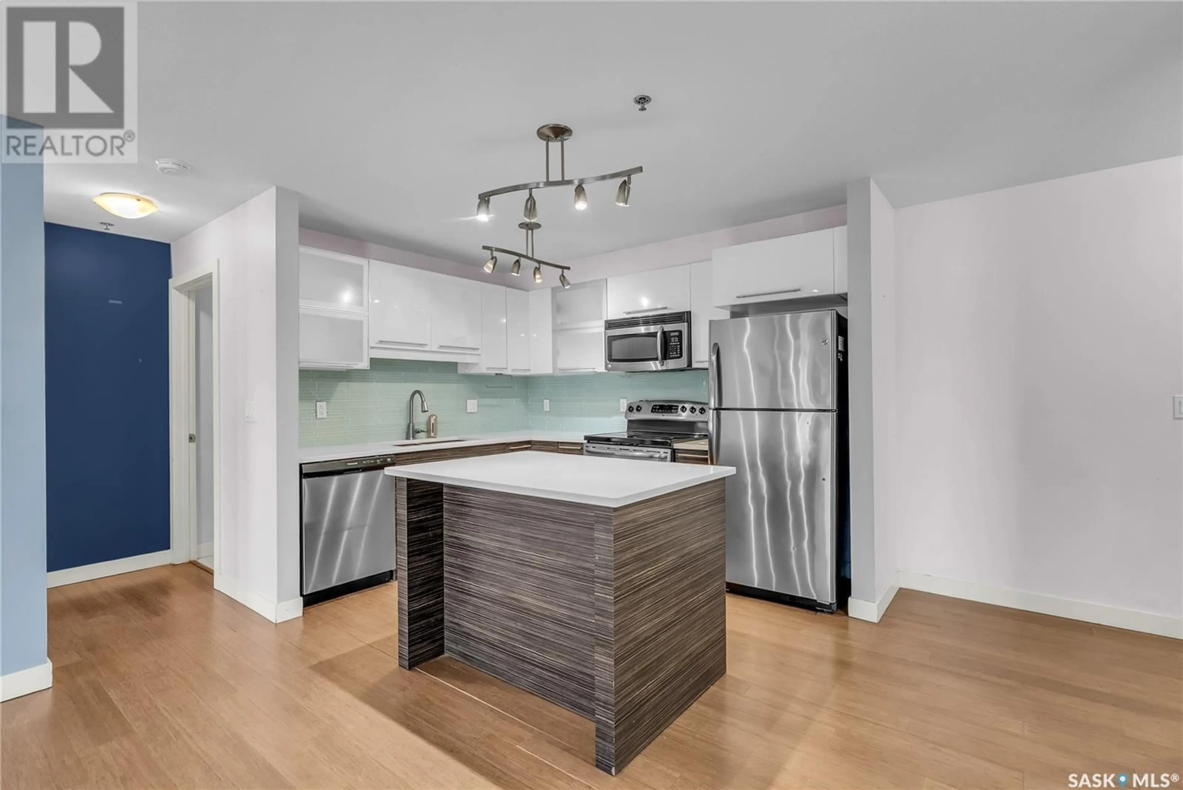 Open concept kitchen, wood/laminate floor for 211A HUNTER ROAD, Saskatoon Saskatchewan S7T0J7
