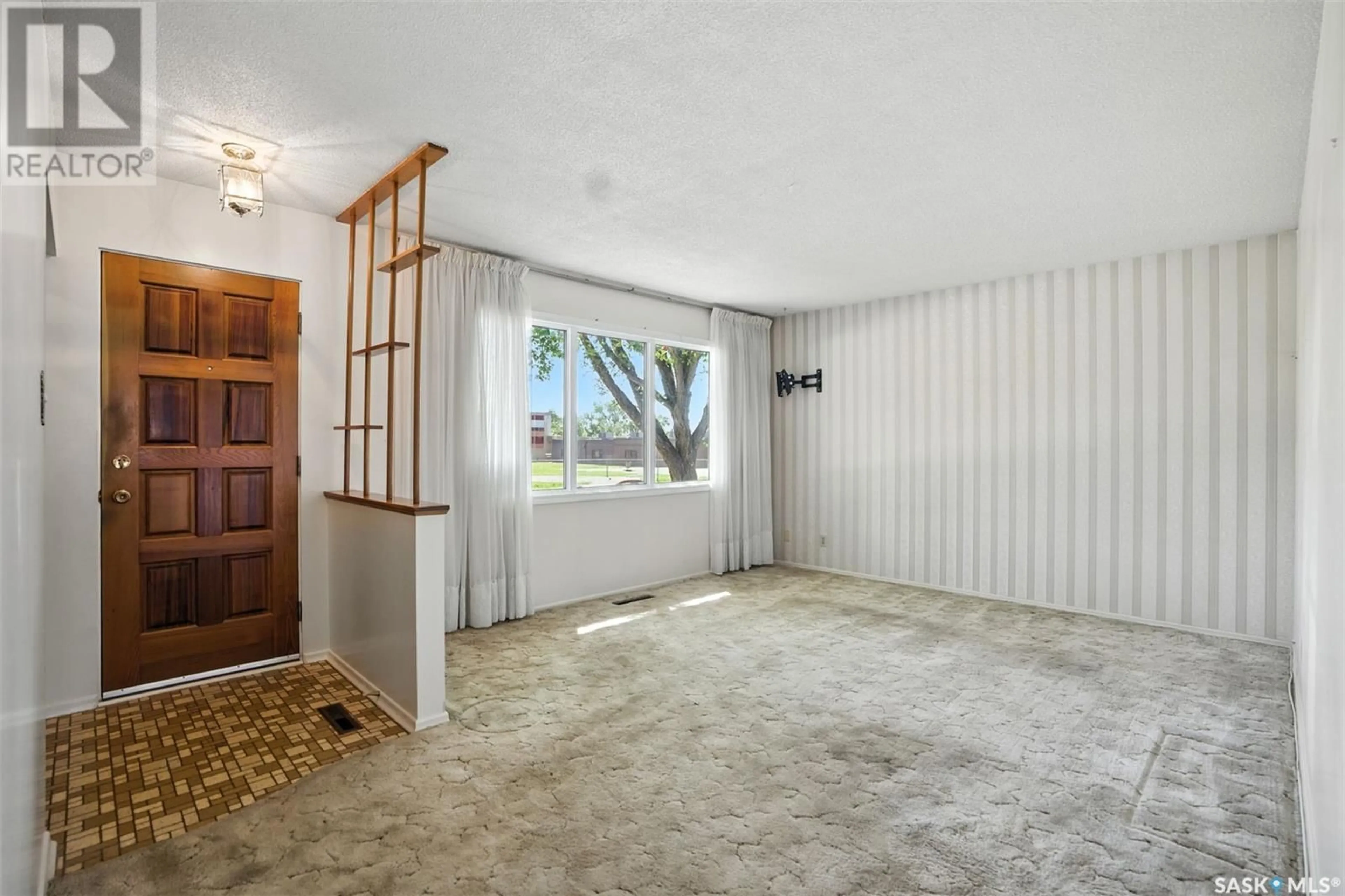 Indoor foyer for 233 OTTAWA AVENUE, Saskatoon Saskatchewan S7L3N9