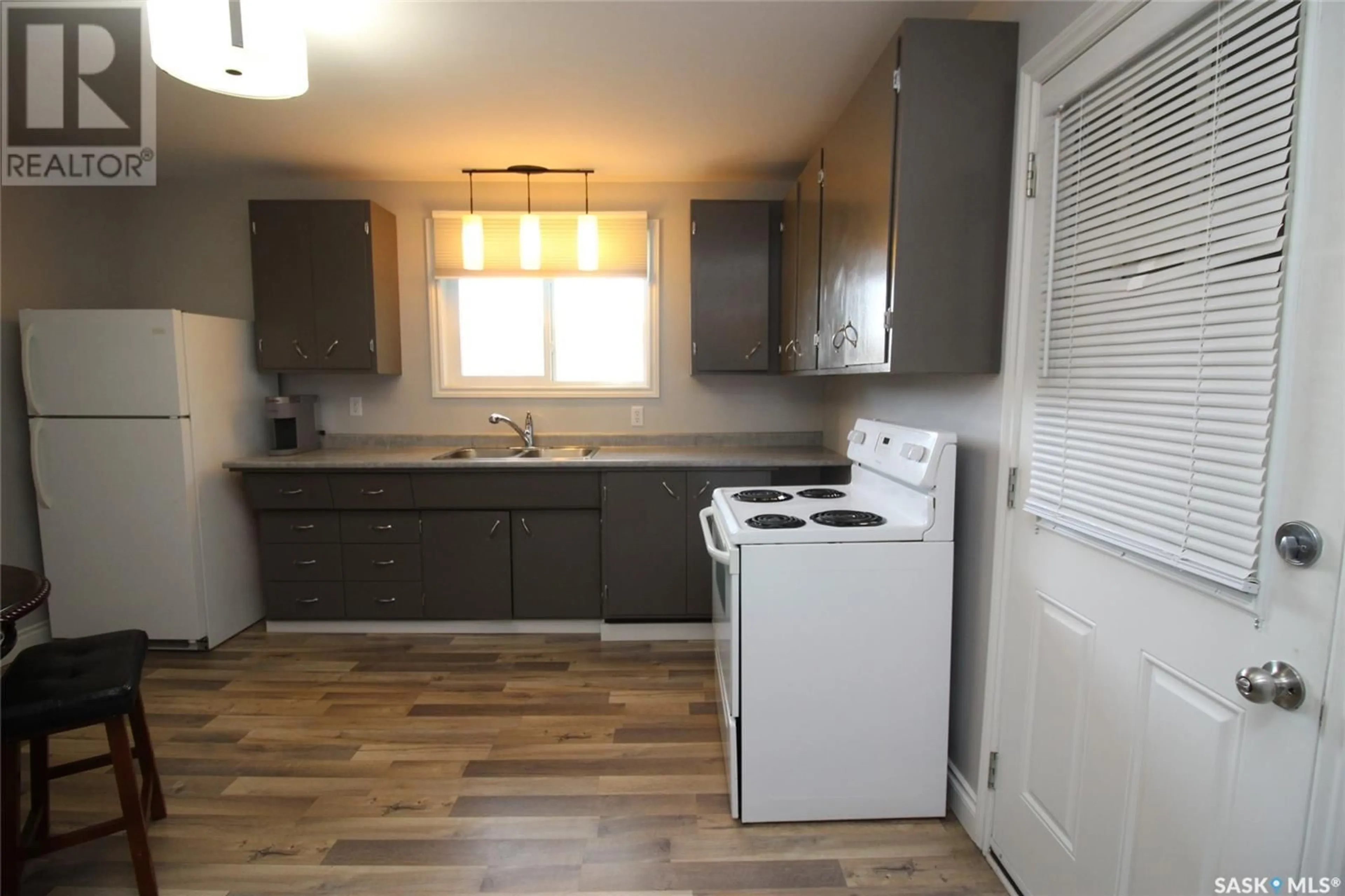 Standard kitchen, wood/laminate floor for 580 3RD STREET, Shaunavon Saskatchewan S0N2M0
