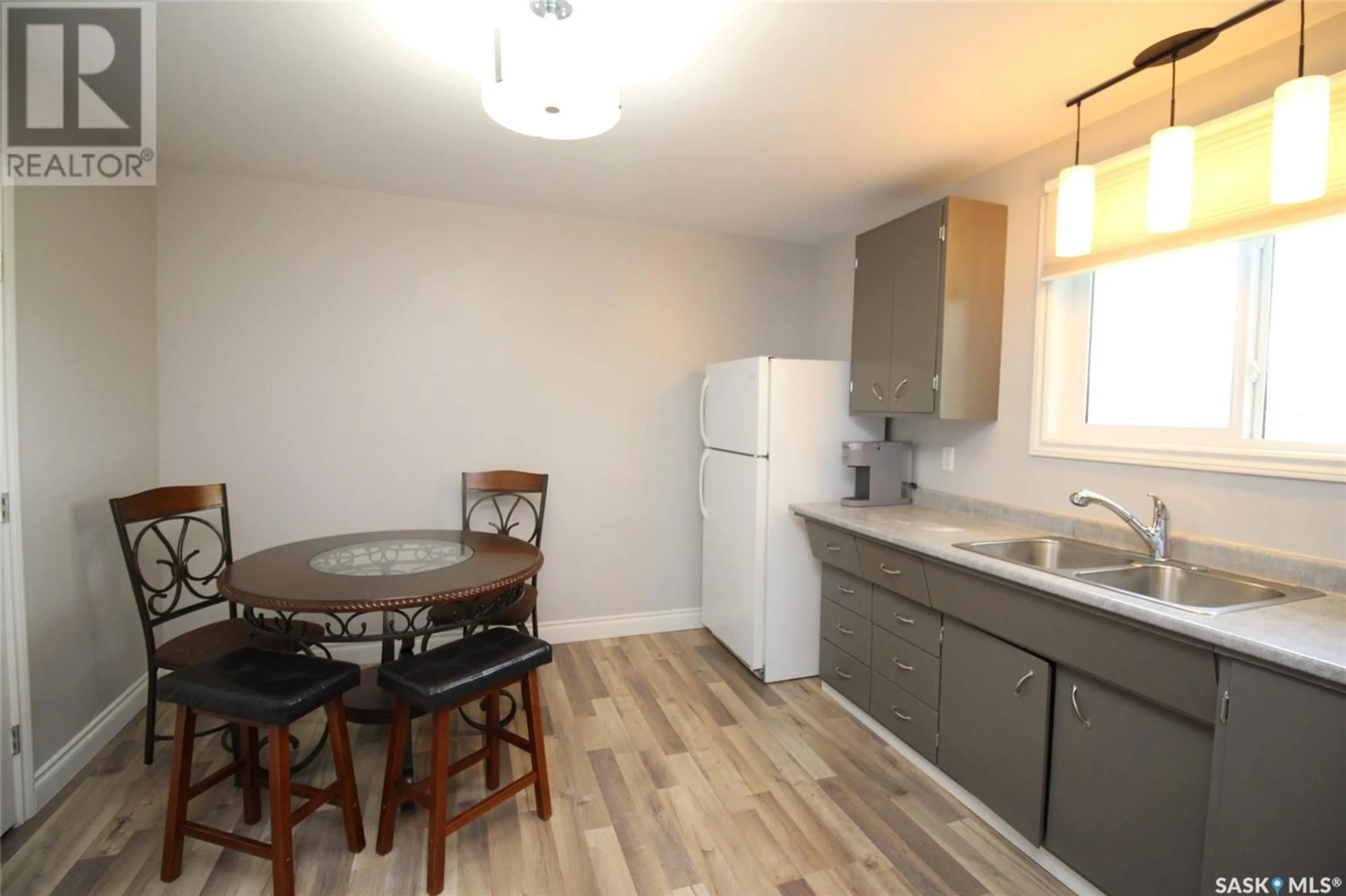 Standard kitchen, unknown for 580 3RD STREET, Shaunavon Saskatchewan S0N2M0