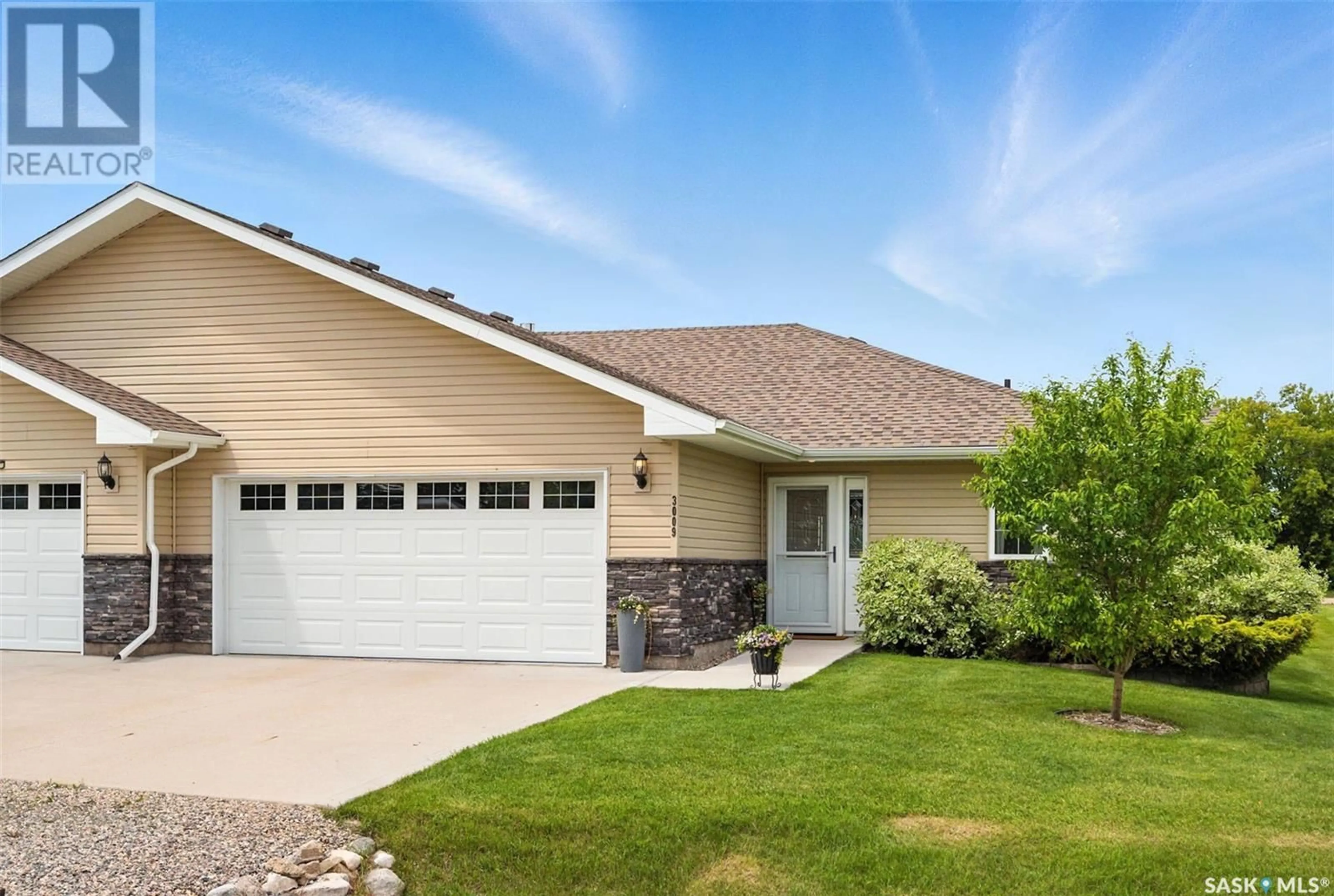 Home with vinyl exterior material, street for 3009 1ST AVENUE, Waldheim Saskatchewan S0K4R0