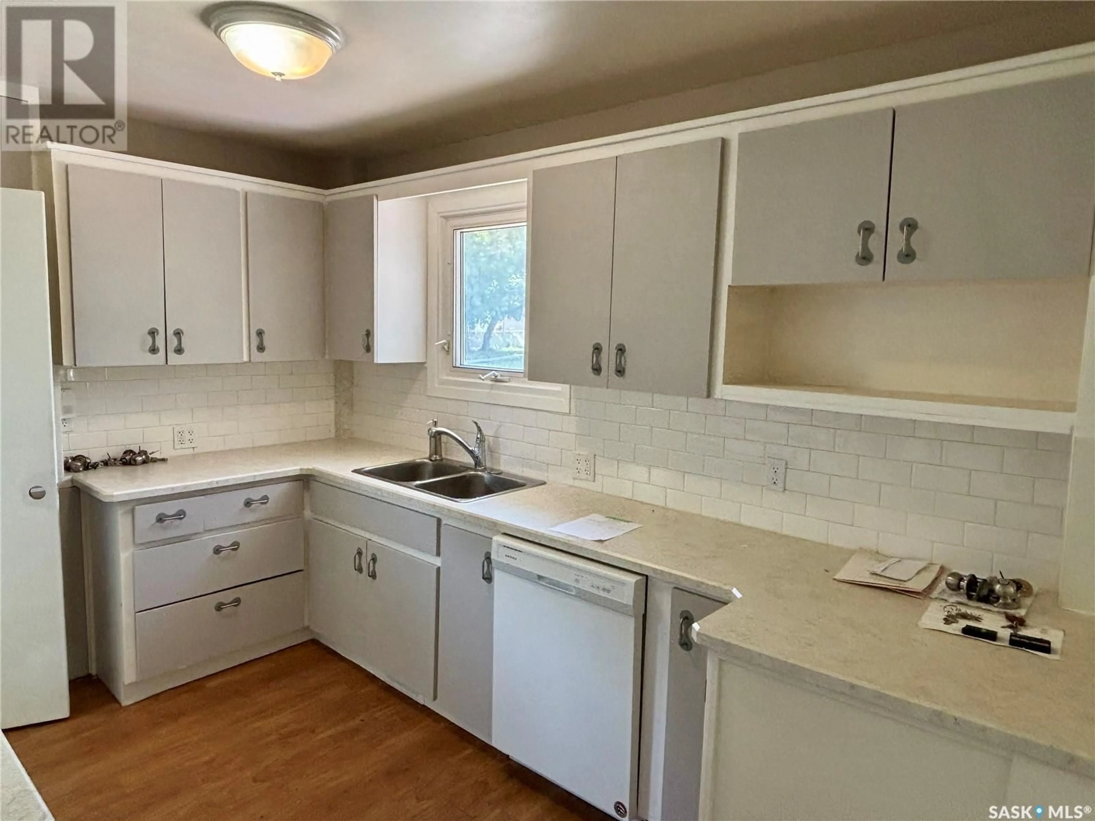 Standard kitchen, ceramic/tile floor for 423 YORK STREET, Regina Saskatchewan S4R4W7
