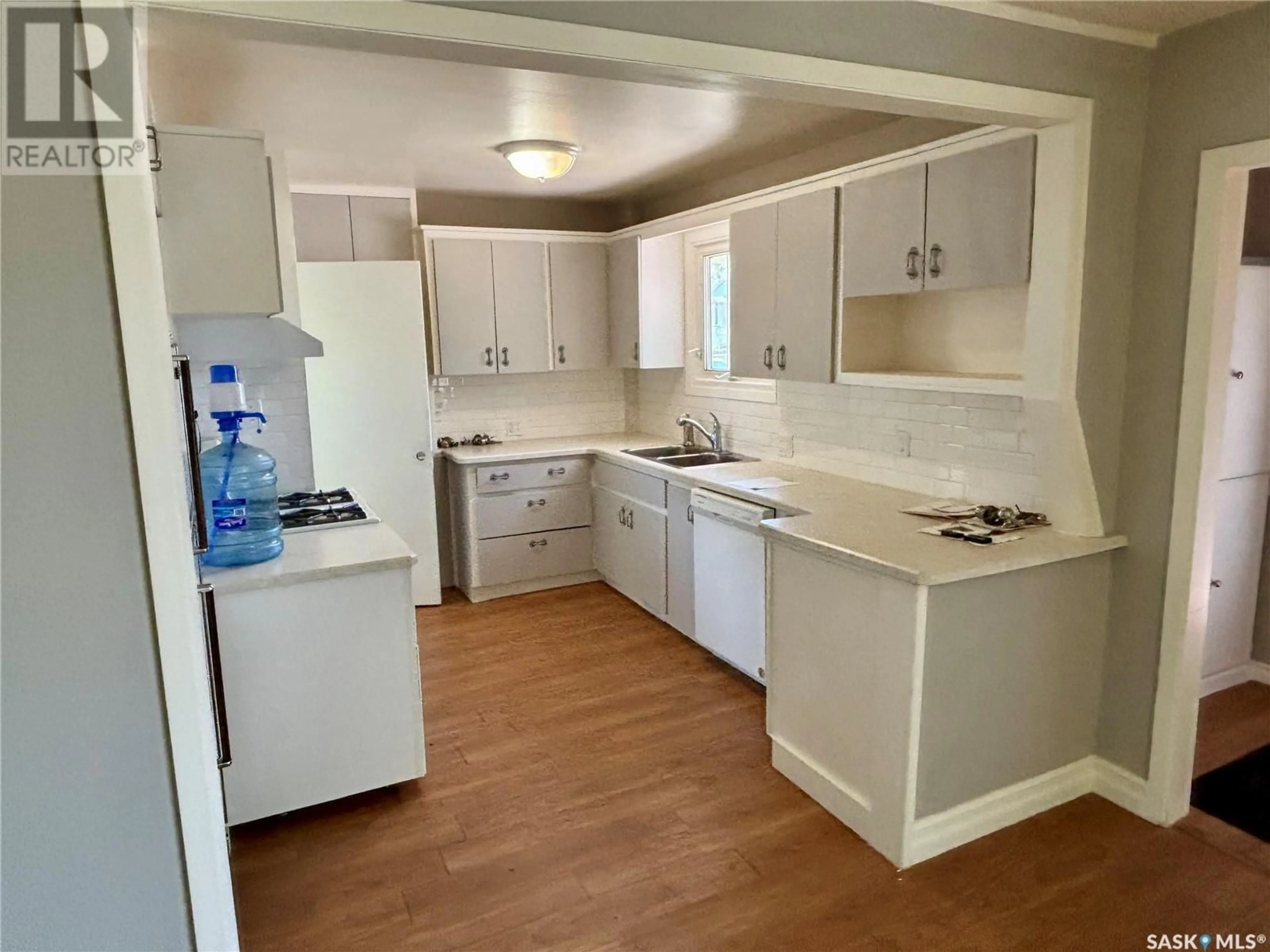 Standard kitchen, unknown for 423 YORK STREET, Regina Saskatchewan S4R4W7