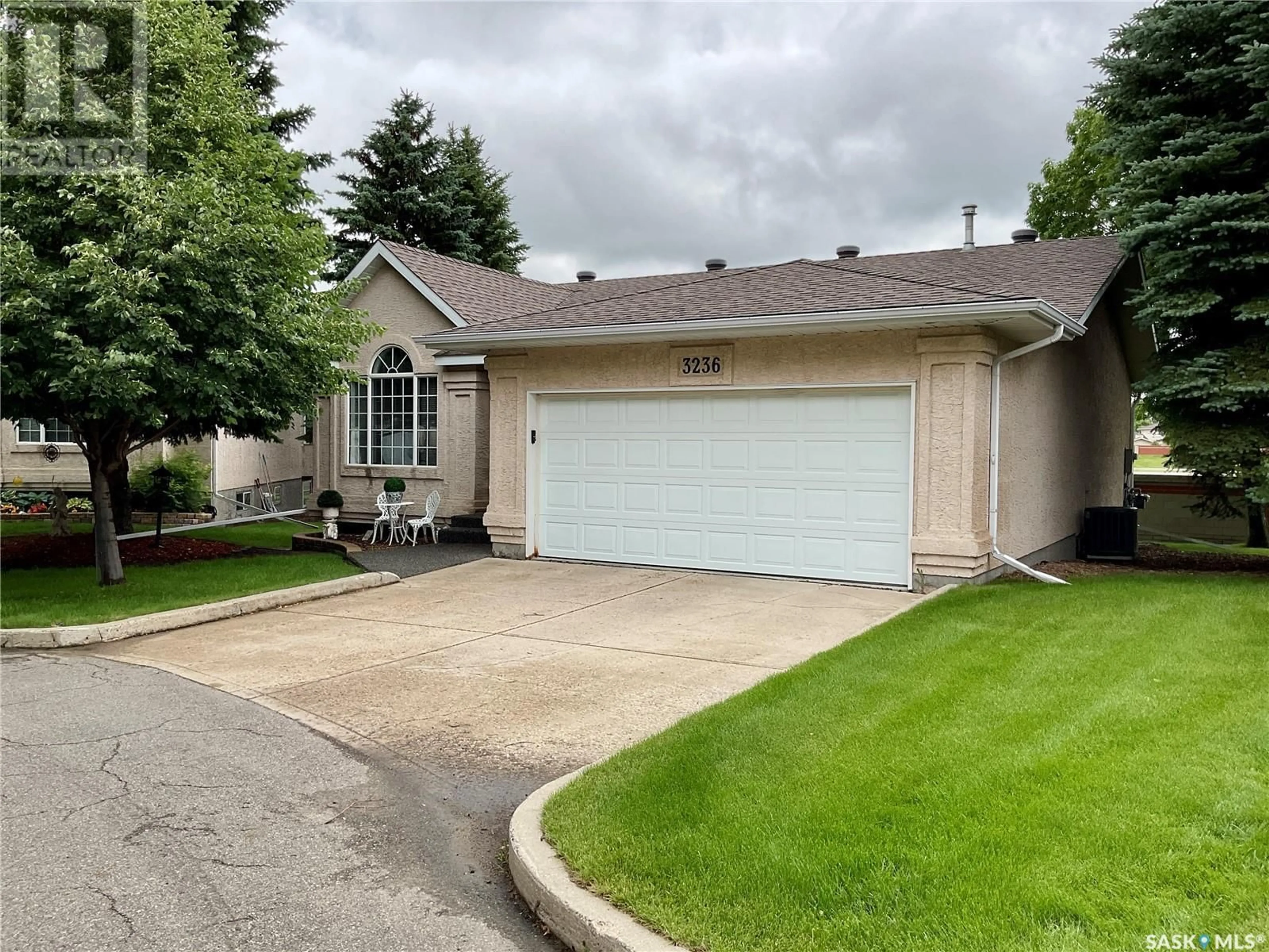 Home with vinyl exterior material, street for 3236 RENFREW CRESCENT, Regina Saskatchewan S4V2W5