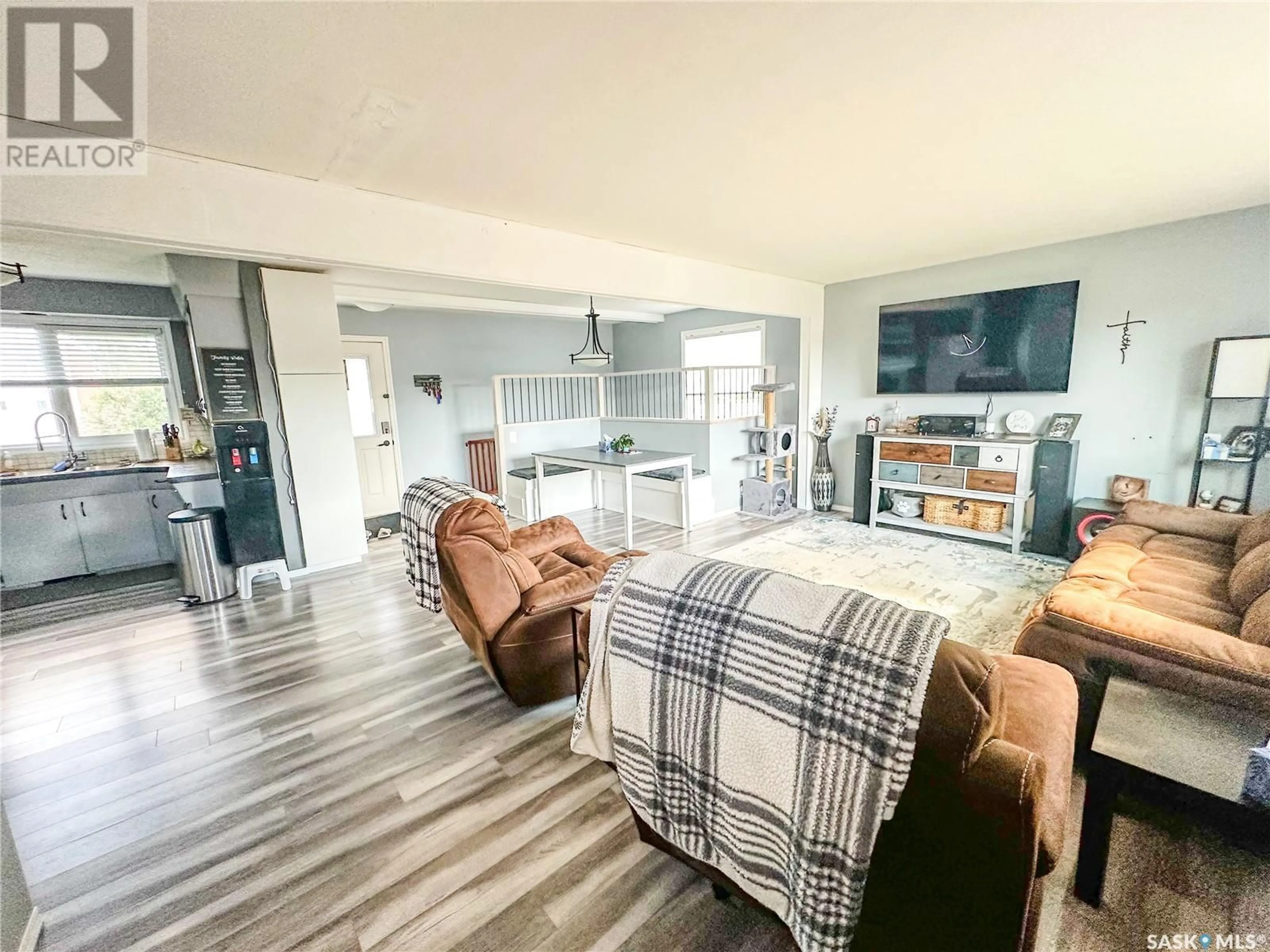 Open concept kitchen, unknown for 1041 CARLTON DRIVE, Esterhazy Saskatchewan S0A0X0