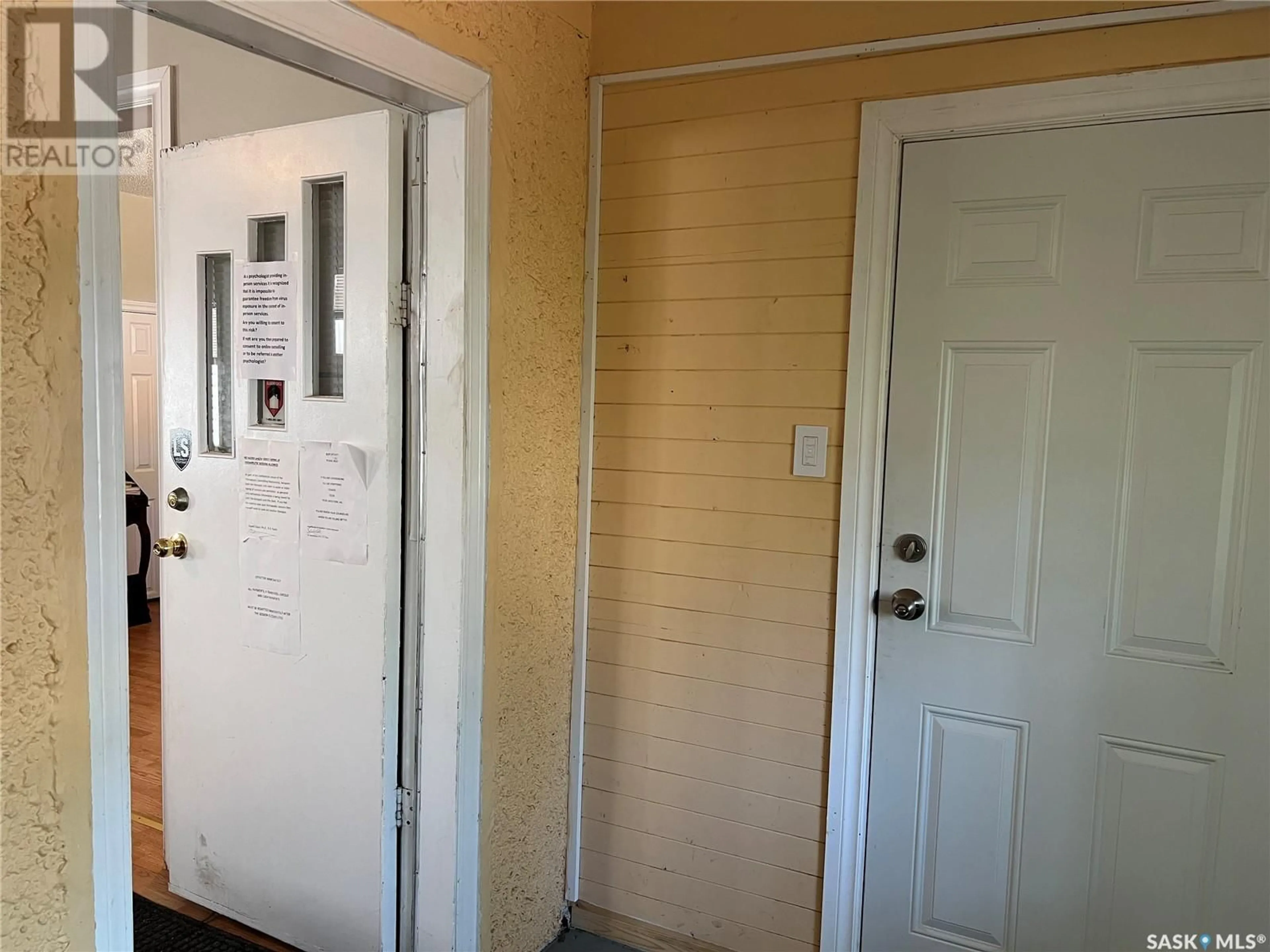 Indoor entryway for 2835 DEWDNEY AVENUE, Regina Saskatchewan S4T0X8