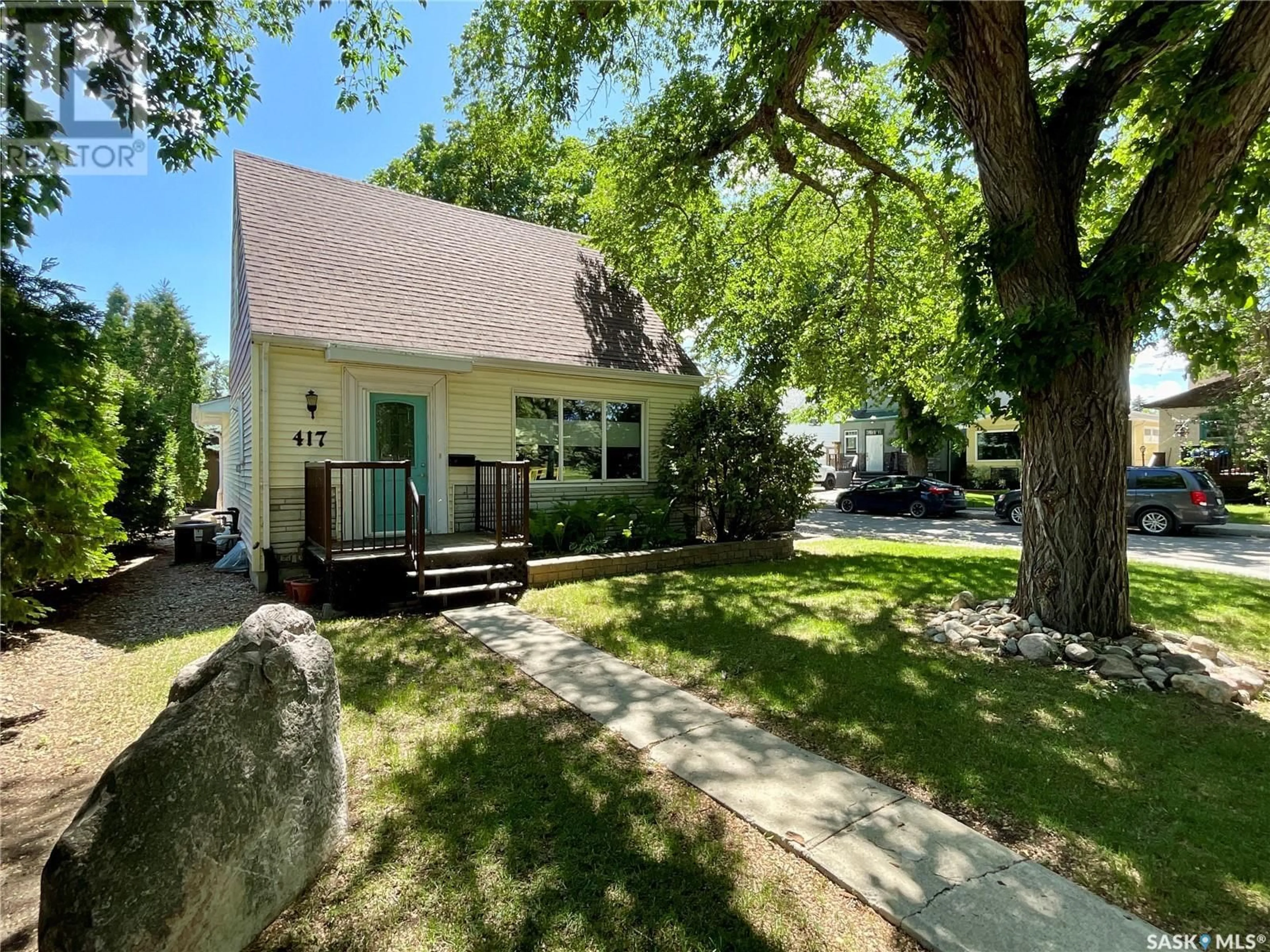 A pic from outside/outdoor area/front of a property/back of a property/a pic from drone, street for 417 HOLLAND AVENUE, Regina Saskatchewan S4N1G4