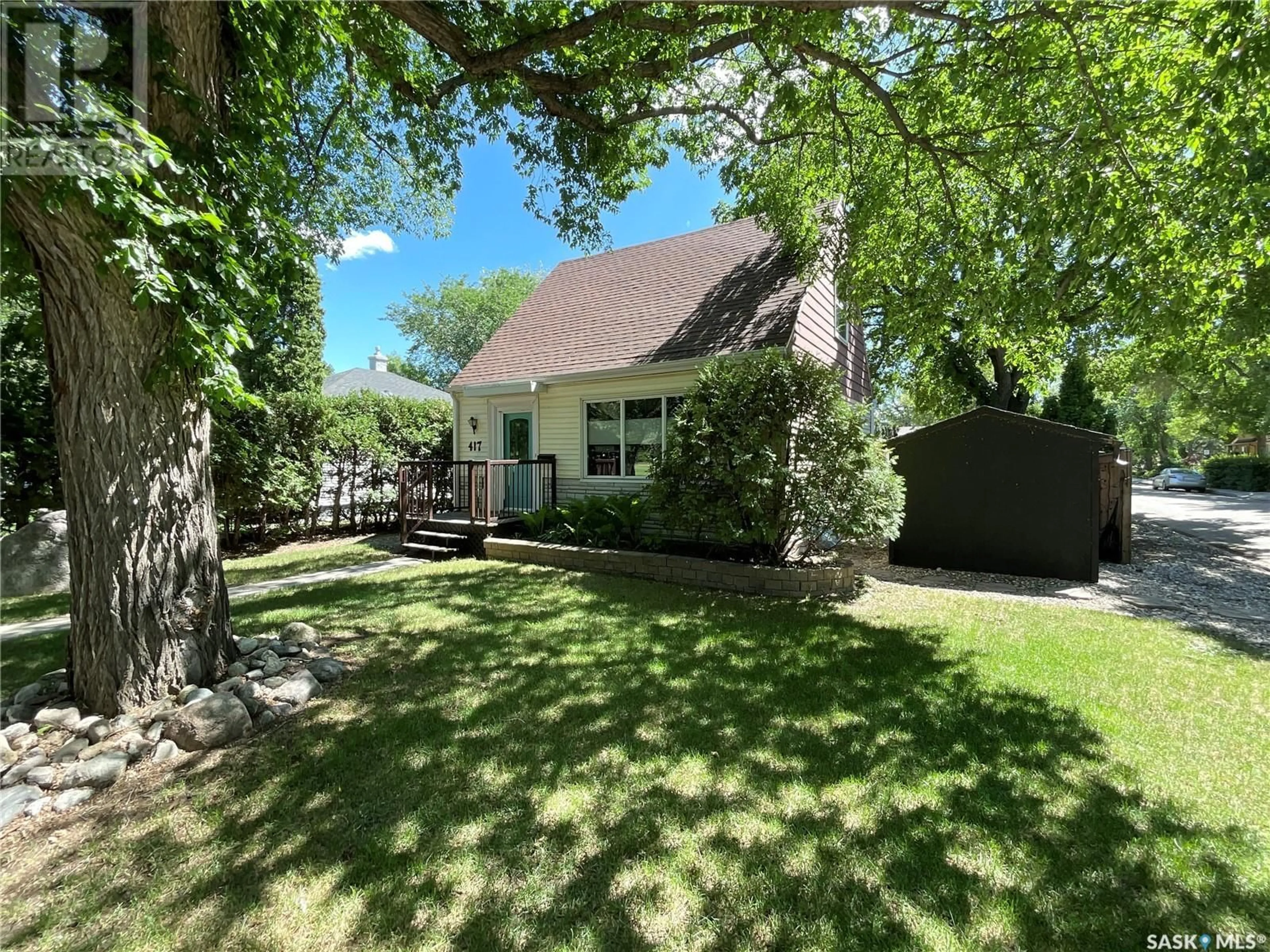 A pic from outside/outdoor area/front of a property/back of a property/a pic from drone, street for 417 HOLLAND AVENUE, Regina Saskatchewan S4N1G4