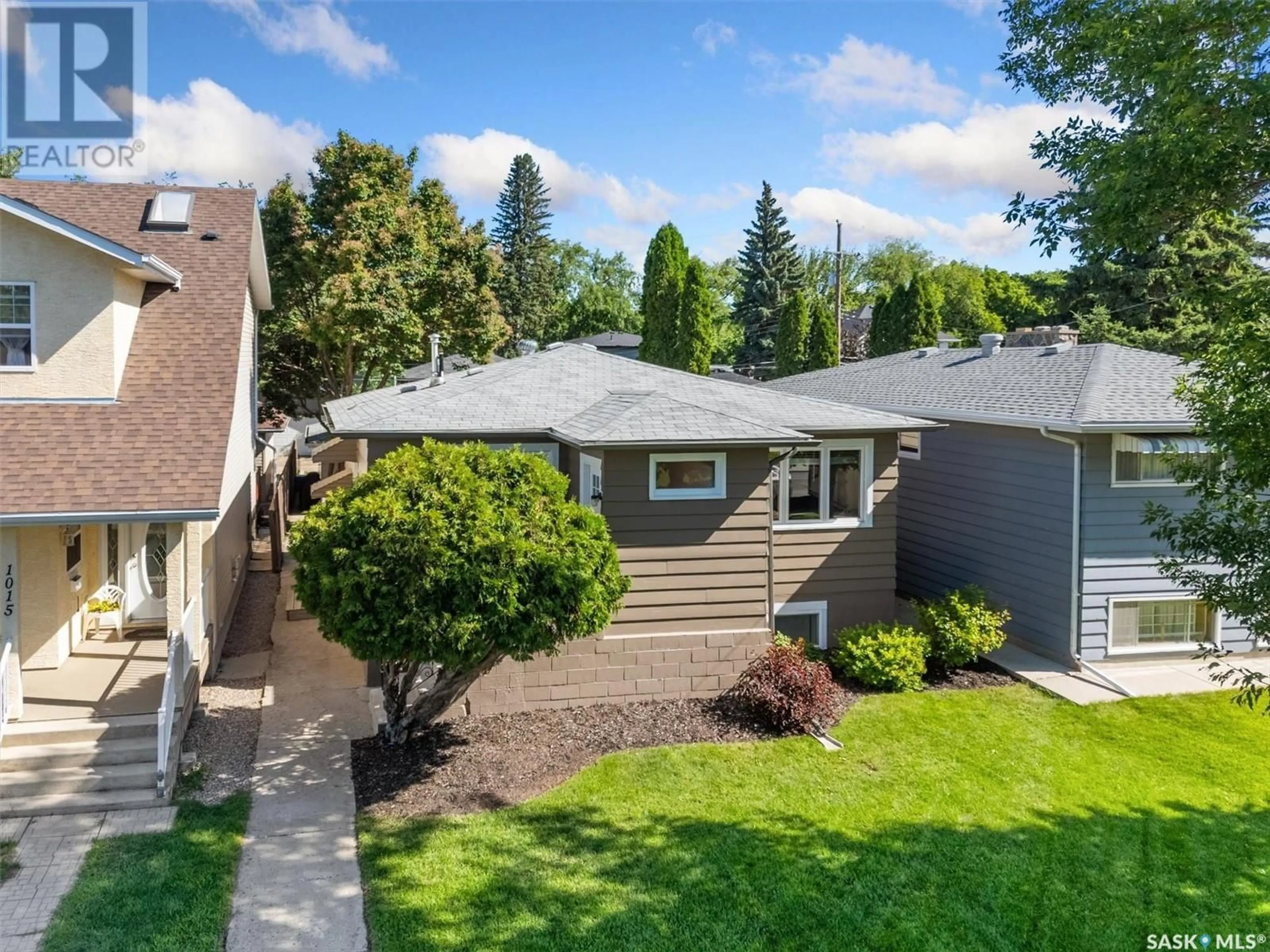 A pic from outside/outdoor area/front of a property/back of a property/a pic from drone, street for 1019 4TH STREET, Saskatoon Saskatchewan S7H1K6