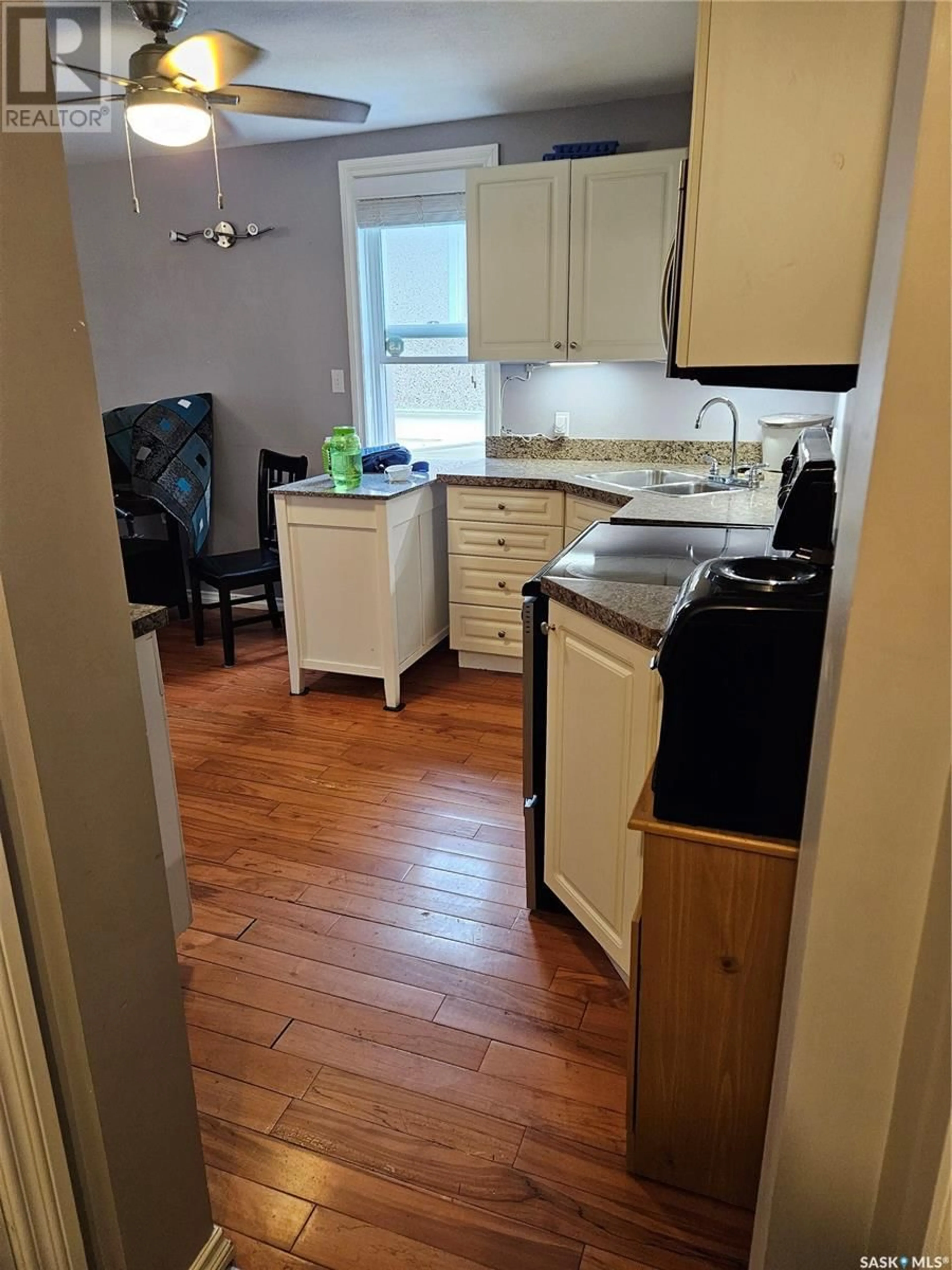 Standard kitchen, wood/laminate floor for 2176 LINDSAY STREET, Regina Saskatchewan S4N3B9
