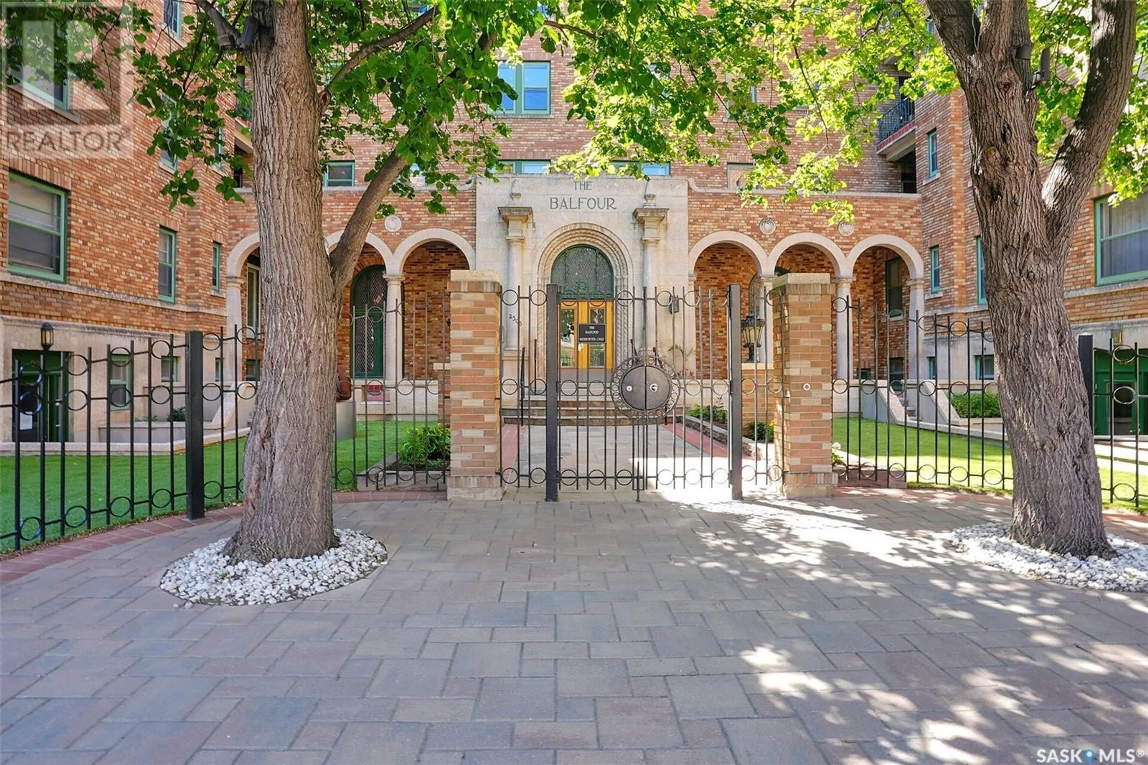 Patio, street for 604 - 2305 VICTORIA AVENUE, Regina Saskatchewan S4P0S7