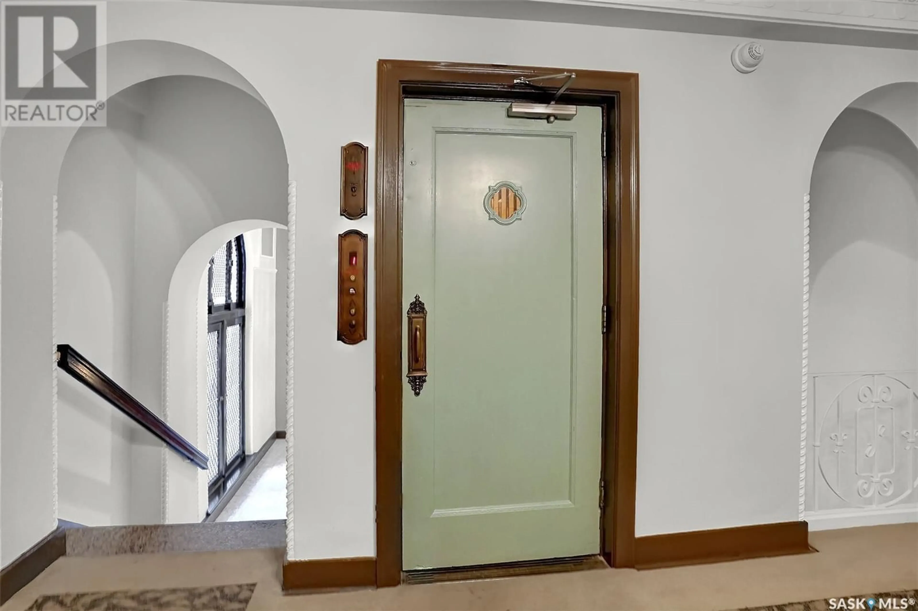 Indoor foyer for 604 - 2305 VICTORIA AVENUE, Regina Saskatchewan S4P0S7
