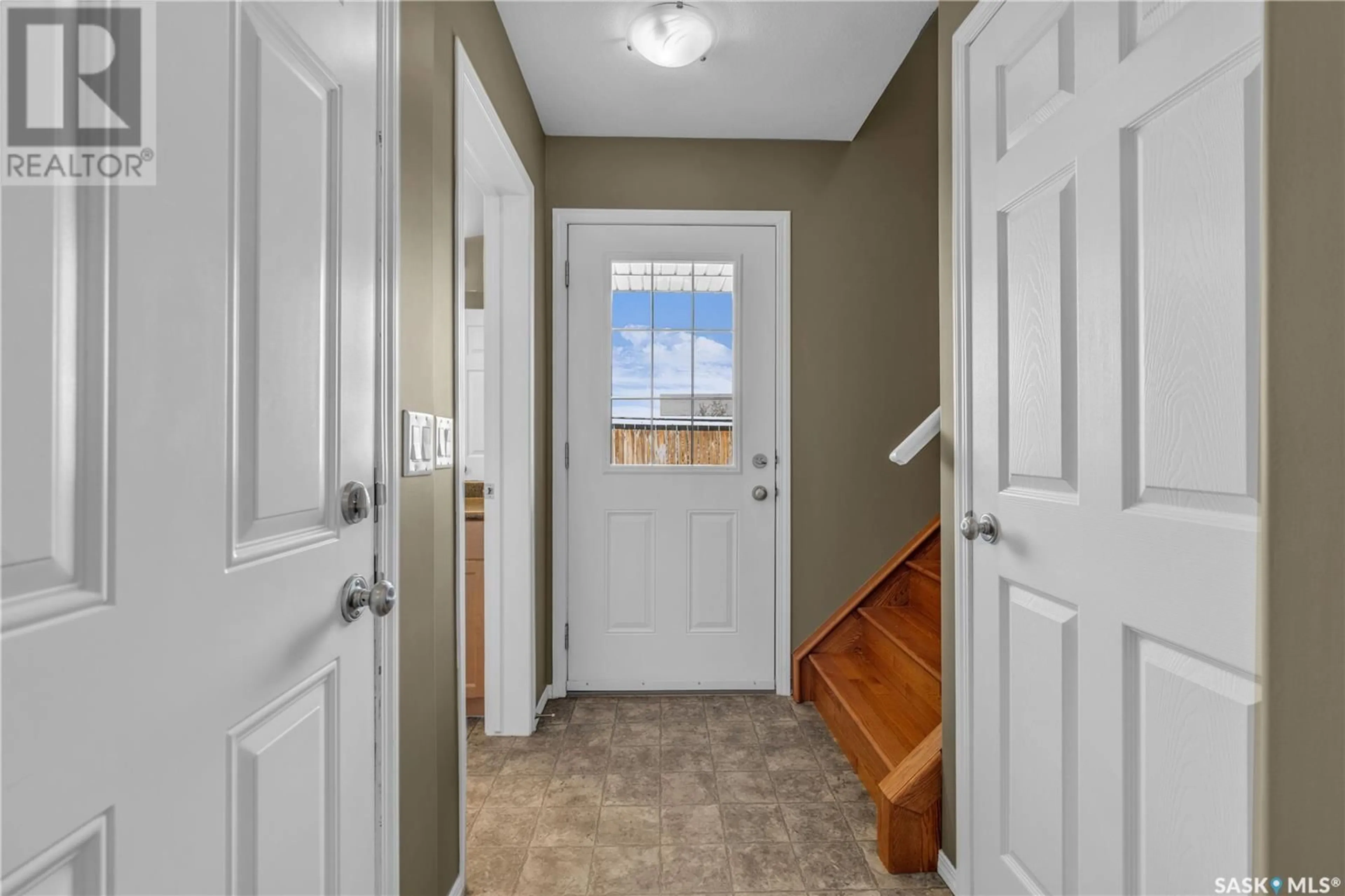 Indoor entryway for 410 - 116 STENSRUD ROAD, Saskatoon Saskatchewan S7W0B7