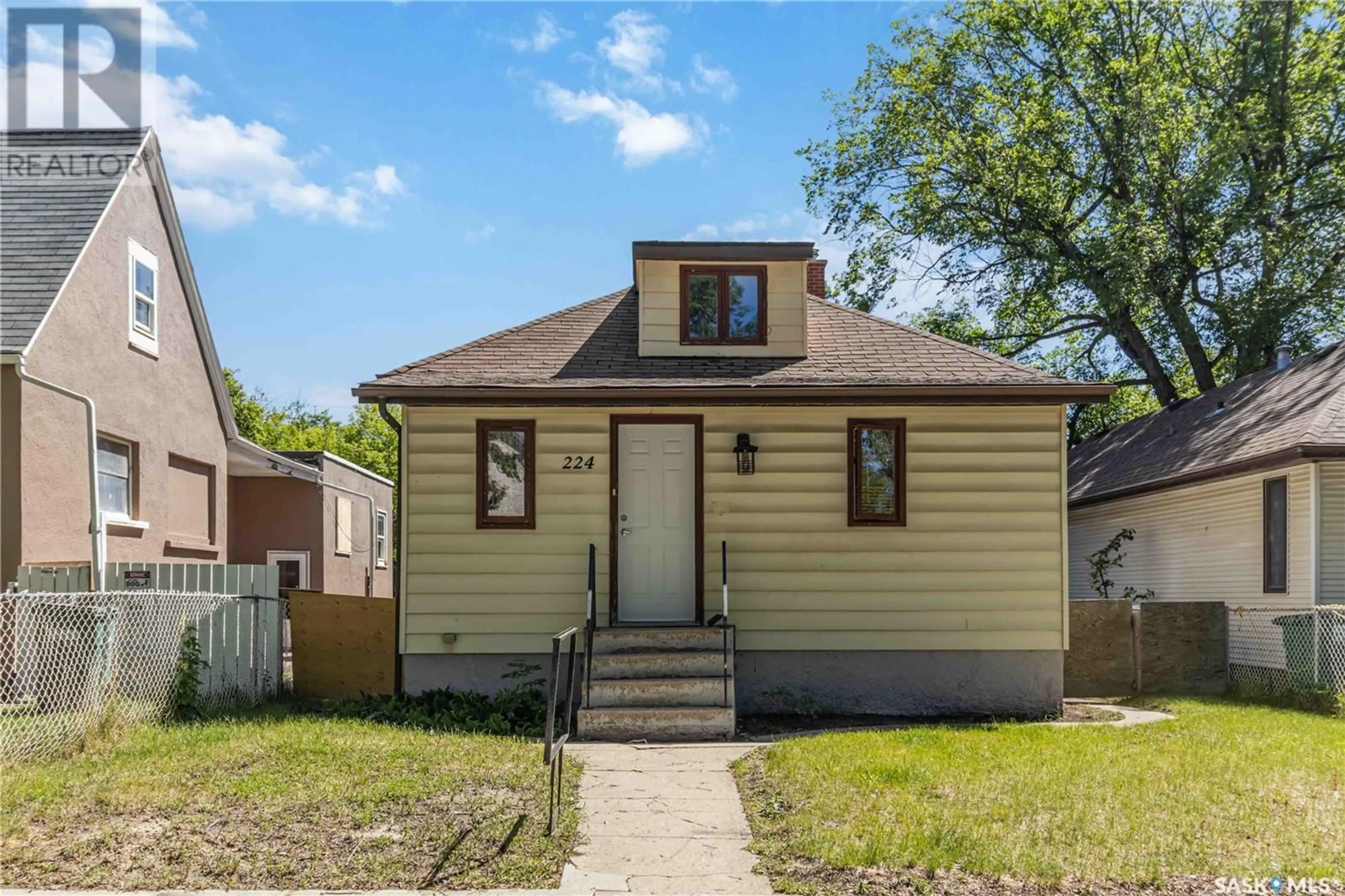 Home with vinyl exterior material, street for 224 F AVENUE, Saskatoon Saskatchewan S7L1W1