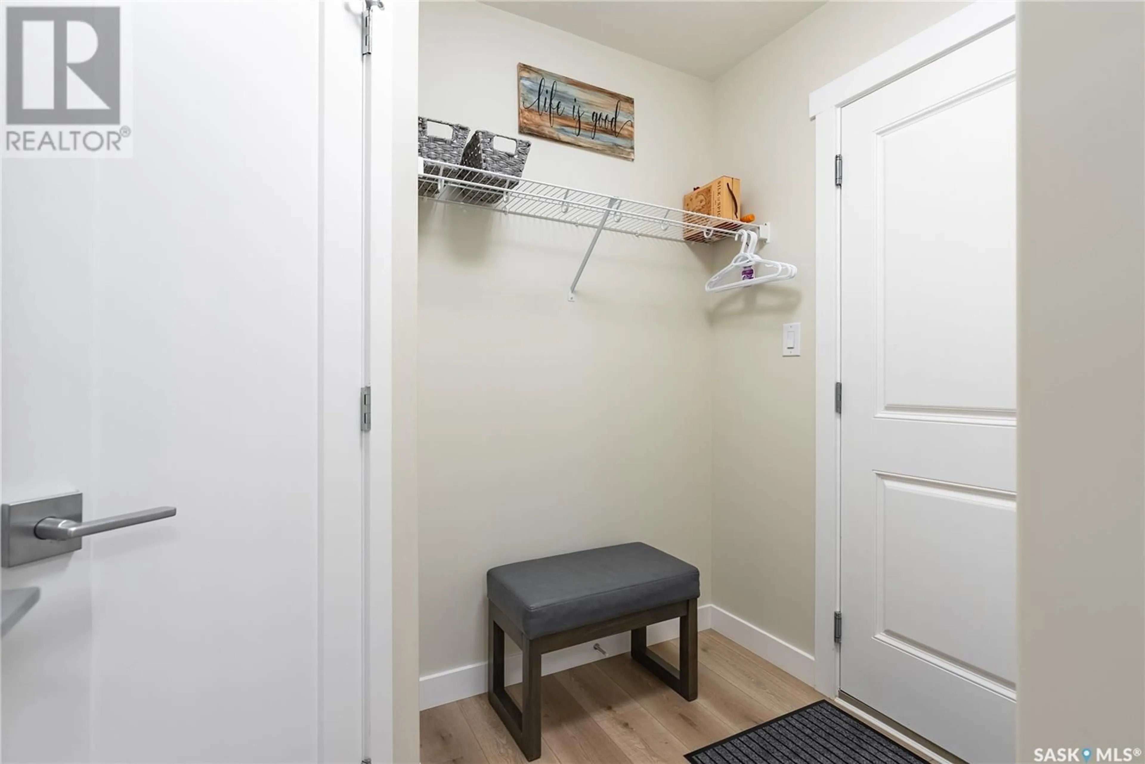 Indoor entryway for 547 SCHMEISER AVENUE, Saskatoon Saskatchewan S7V1N6