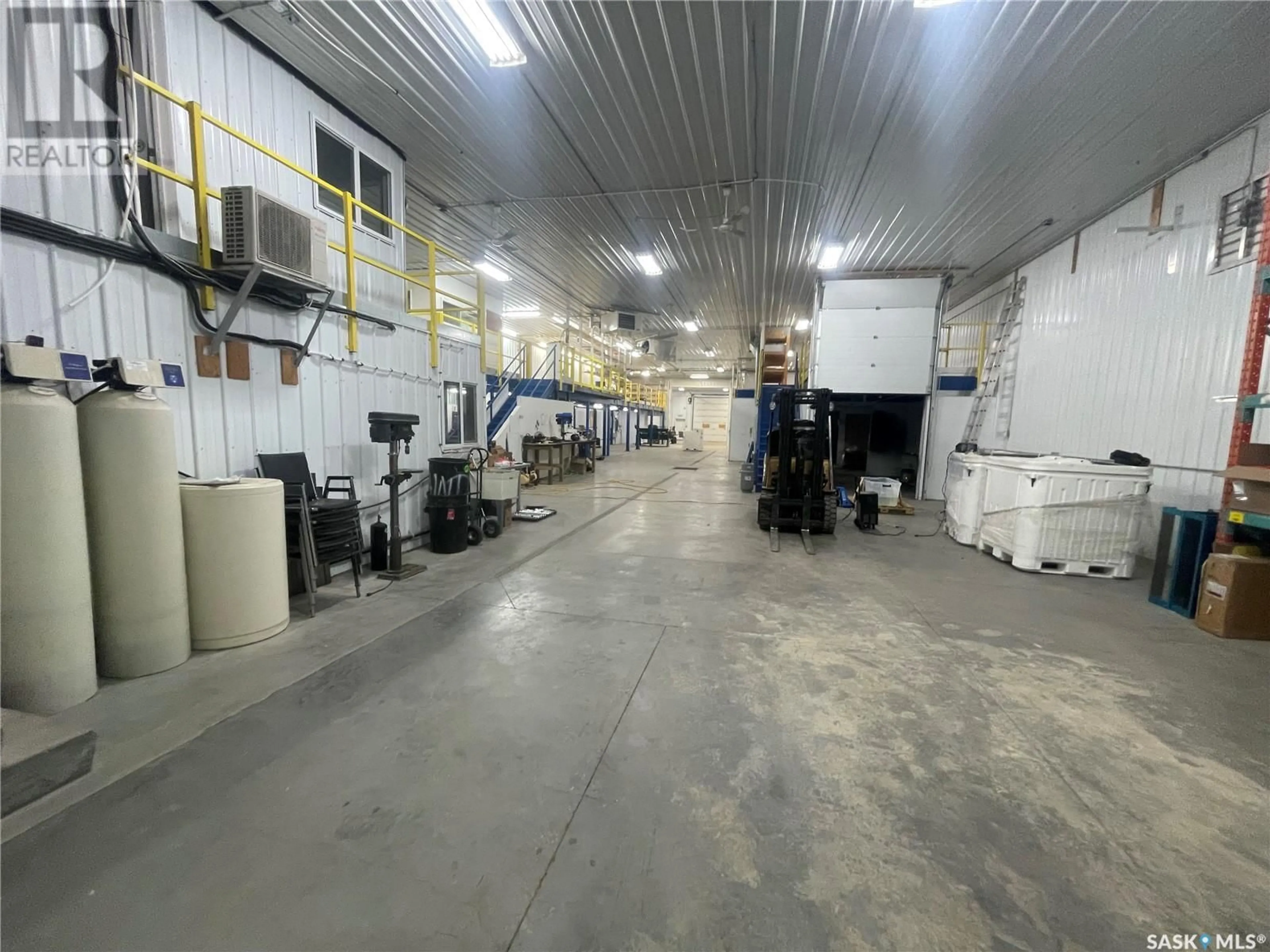 Kitchen with laundary machines, cement floor for Large Shop - LOMOND ACREAGE YARD SITE, Lomond Rm No. 37 Saskatchewan S4H2K1
