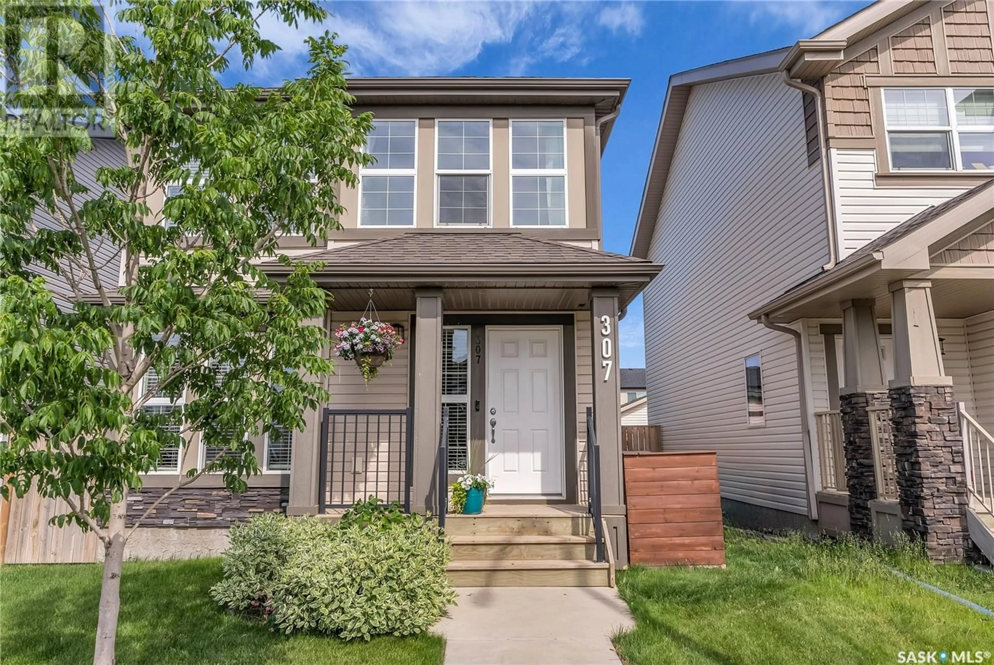 Home with vinyl exterior material, street for 307 DELAINEY MANOR, Saskatoon Saskatchewan S7V0N2