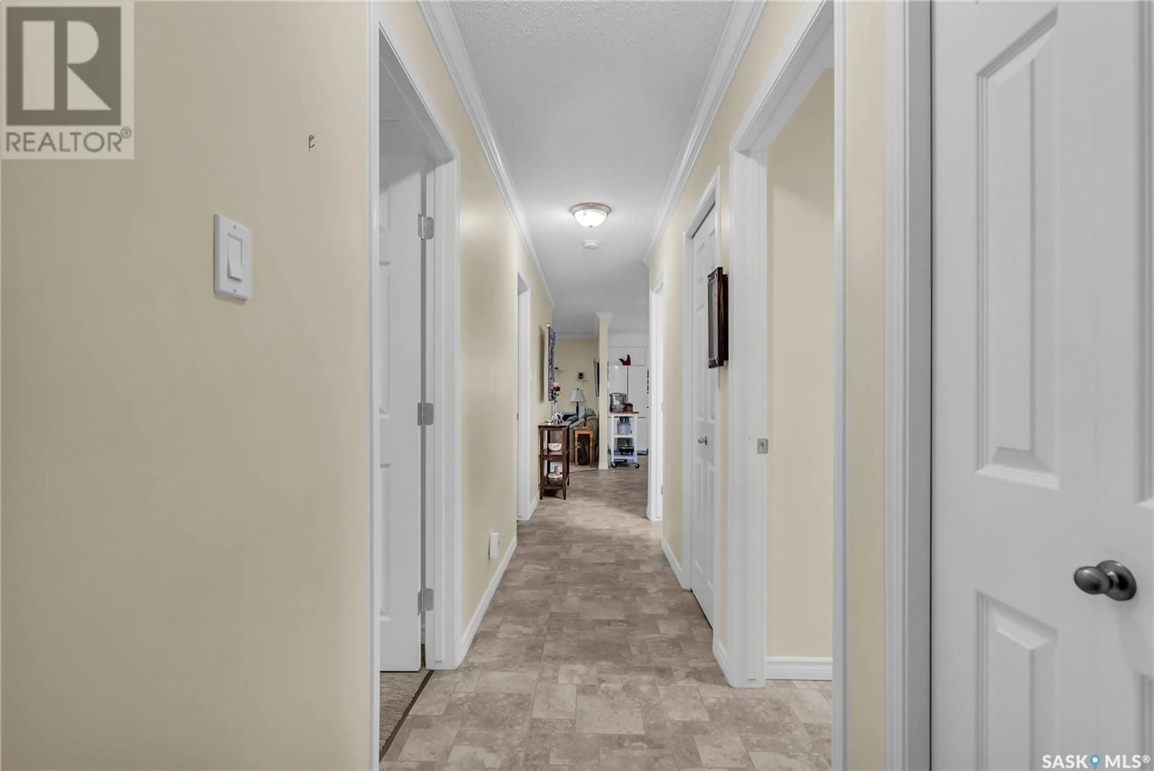 Indoor foyer for 103 - 718 9TH STREET, Saskatoon Saskatchewan S7H0M7