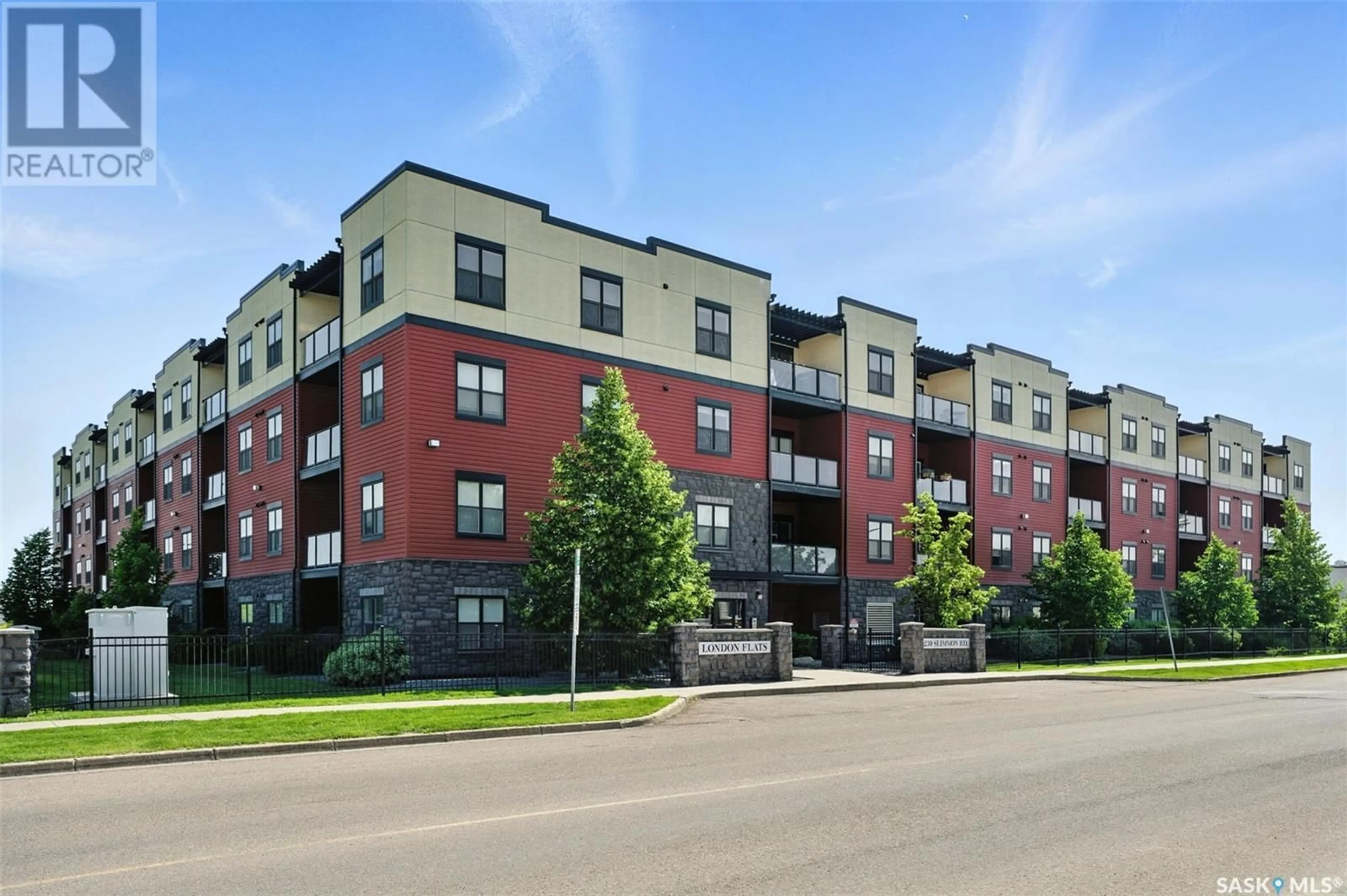 Patio, building for 230 - 304 SLIMMON ROAD, Saskatoon Saskatchewan S7V0B3