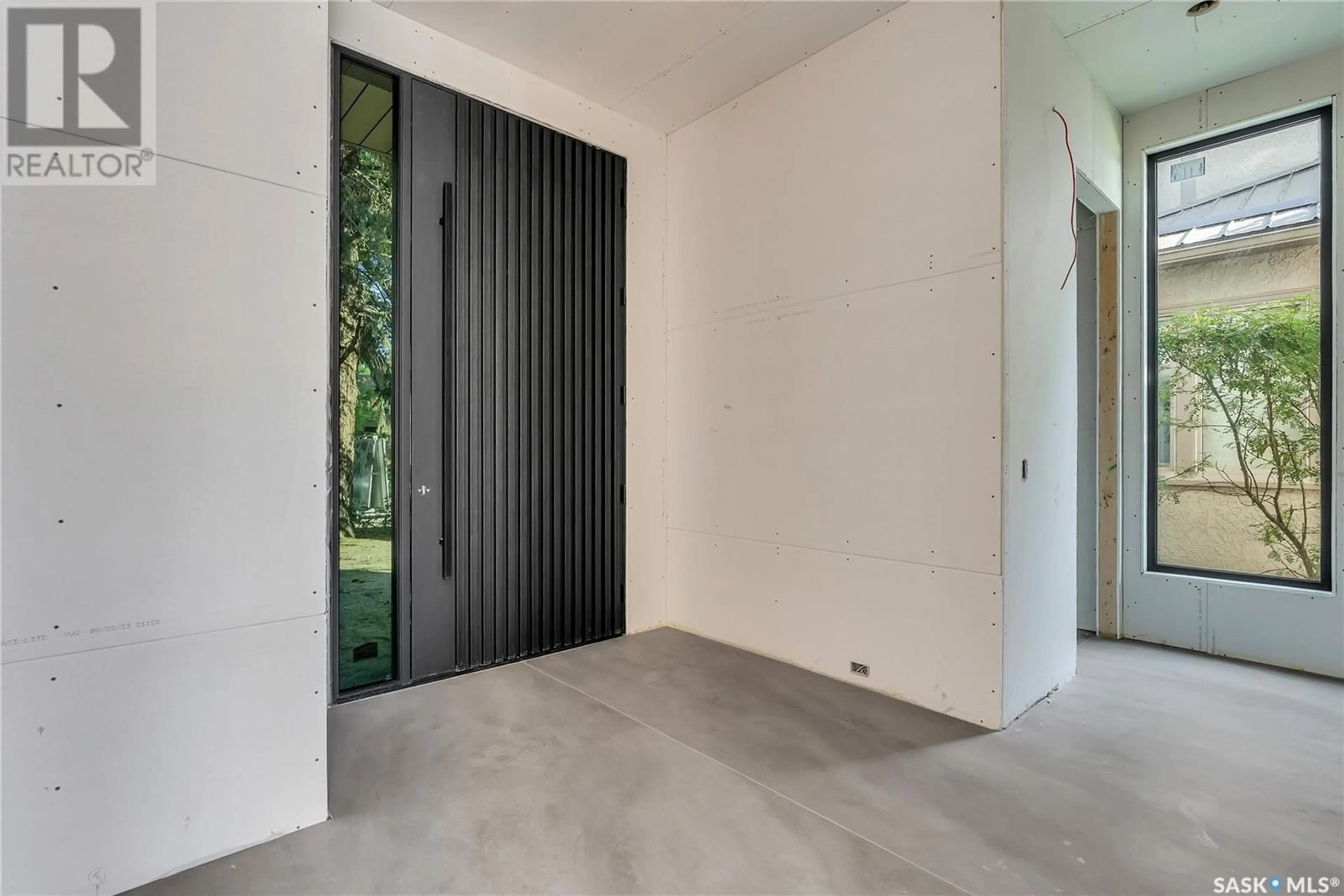 Indoor foyer for 833 UNIVERSITY DRIVE, Saskatoon Saskatchewan S7N0J5