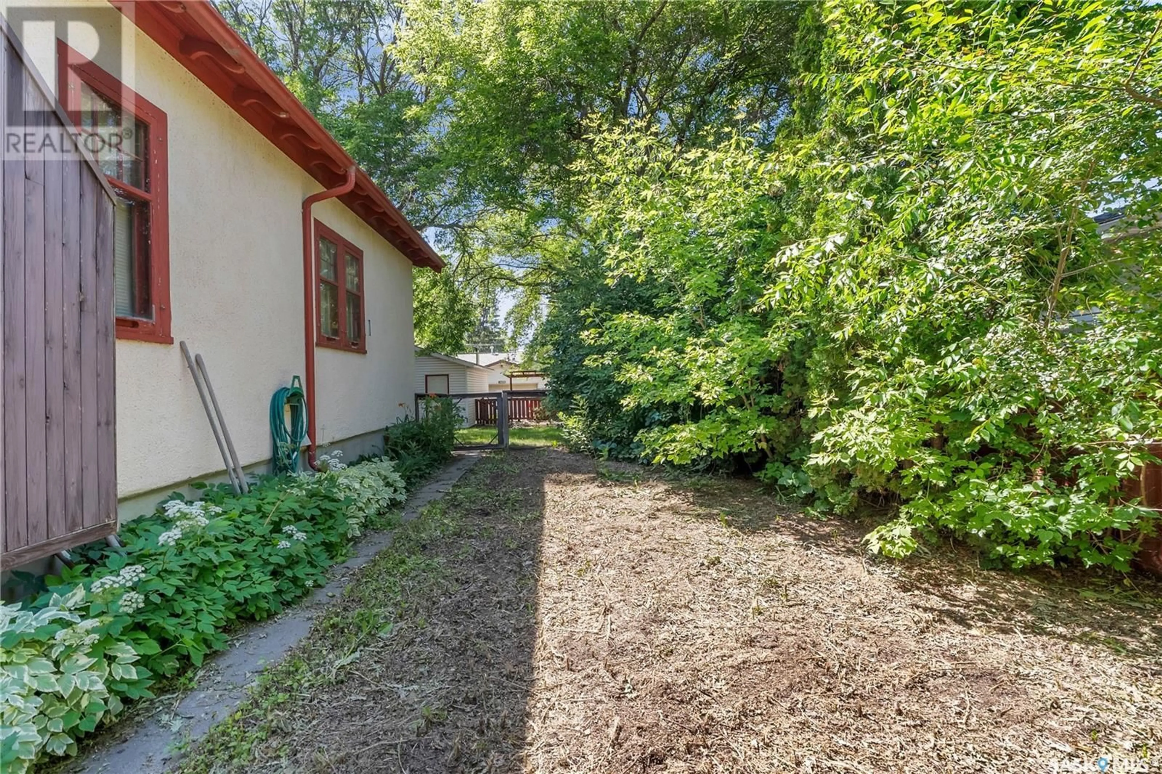 Patio, street for 1709 E AVENUE N, Saskatoon Saskatchewan S7L1V3