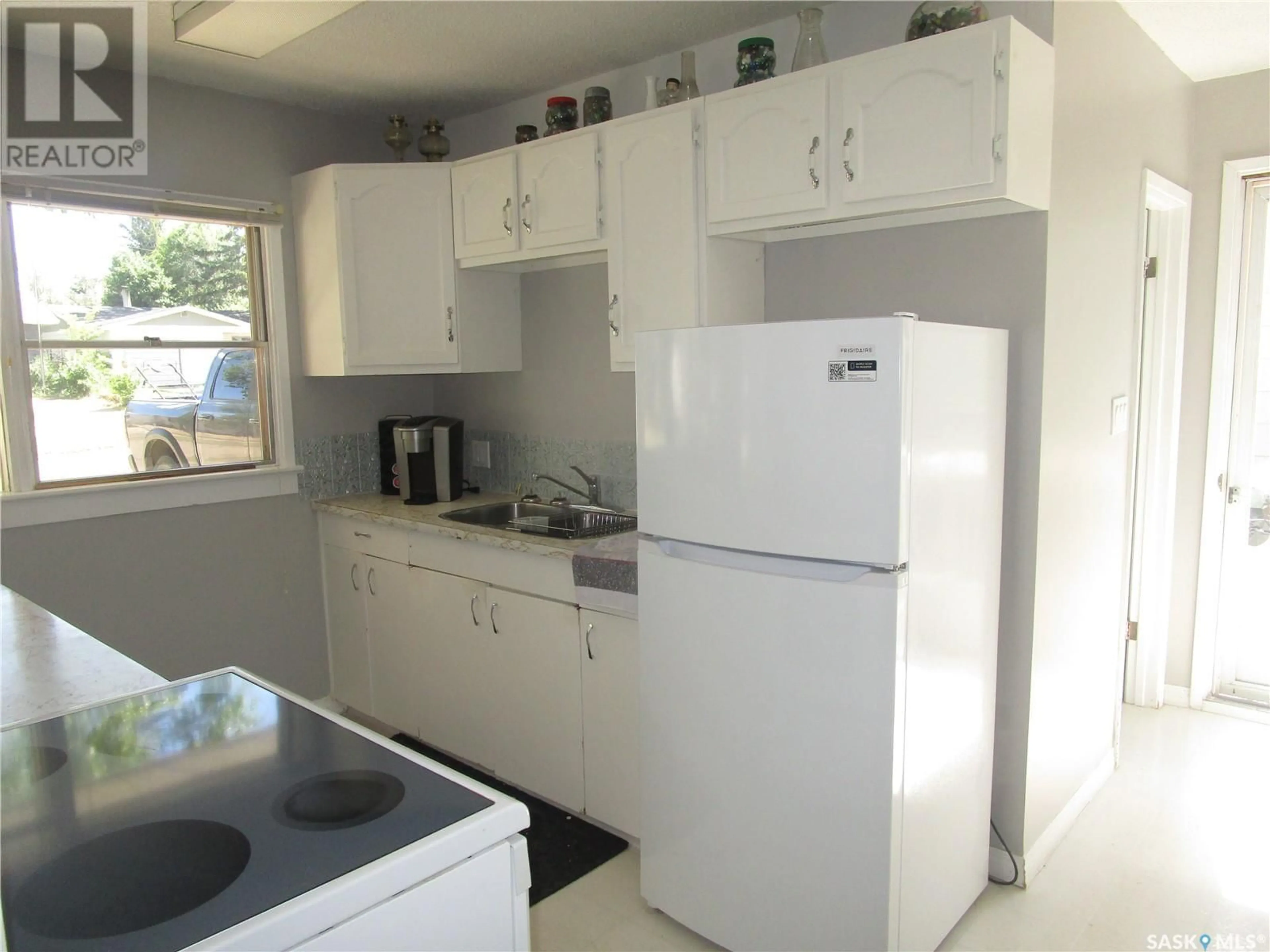 Standard kitchen, unknown for 308 DOMINION ROAD, Assiniboia Saskatchewan S0H0B0