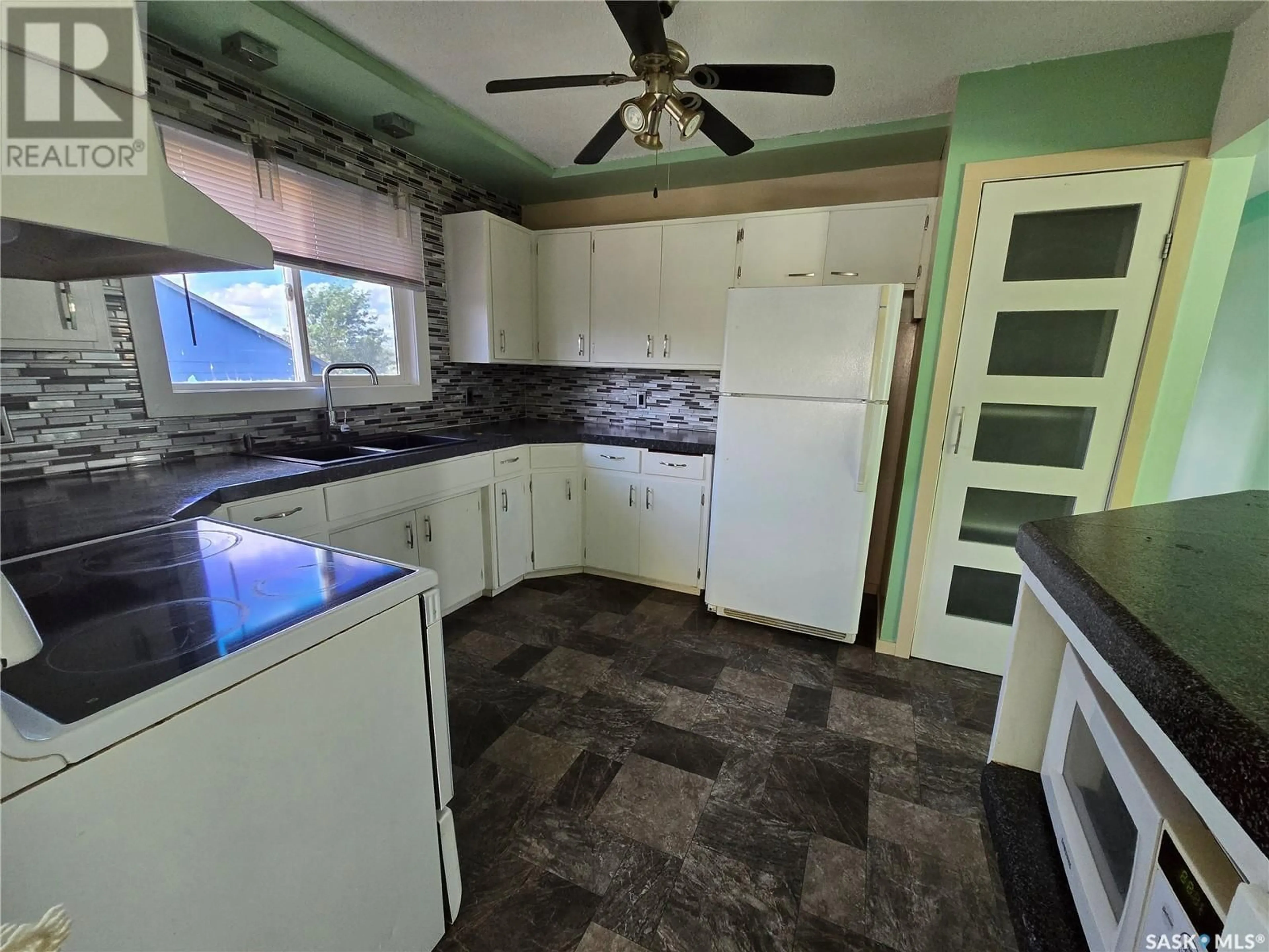 Standard kitchen, ceramic/tile floor for 400 SULLIVAN STREET, Stoughton Saskatchewan S0G4T0