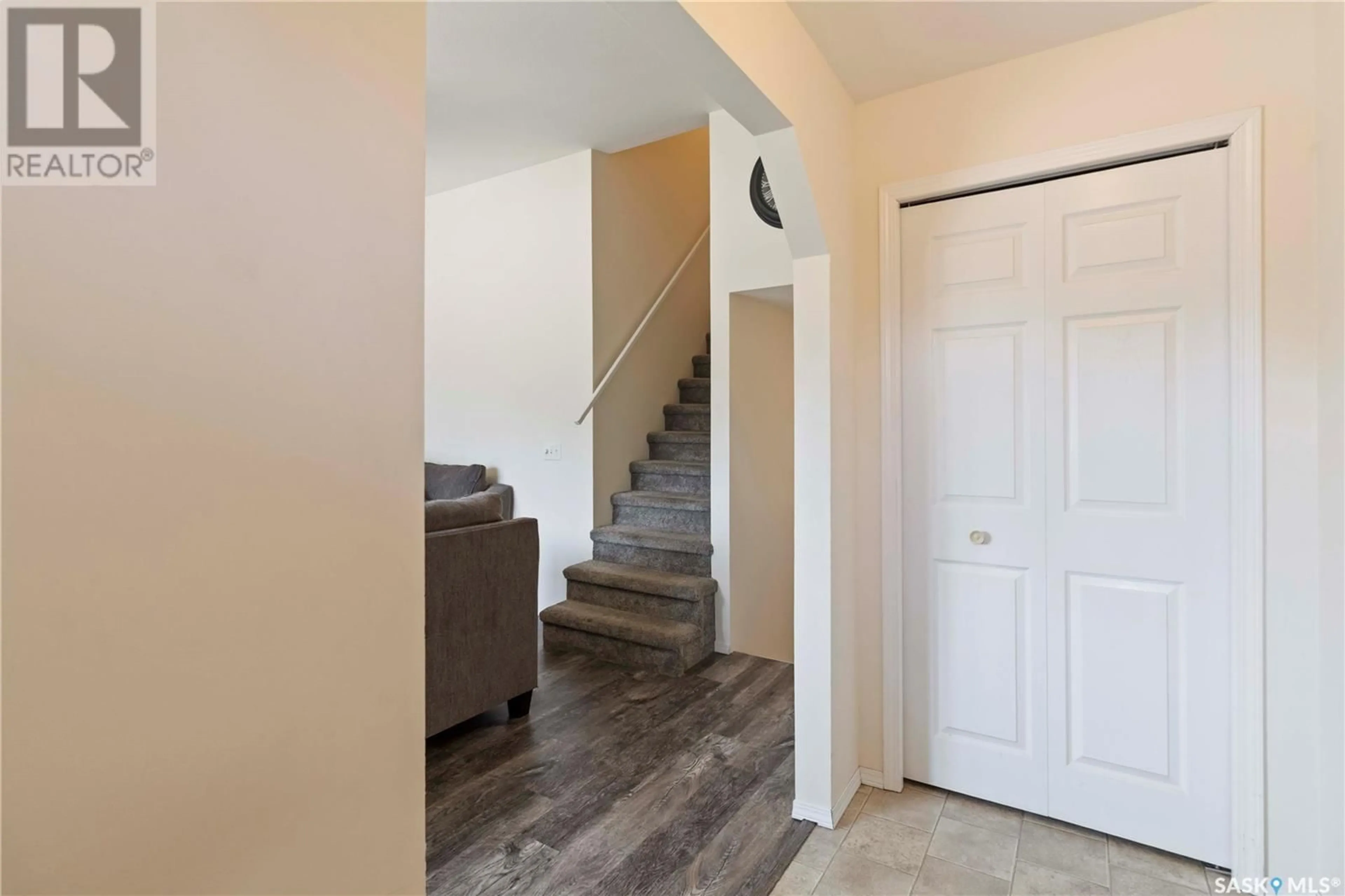 Indoor entryway for 345 X AVENUE, Saskatoon Saskatchewan S7M3H5
