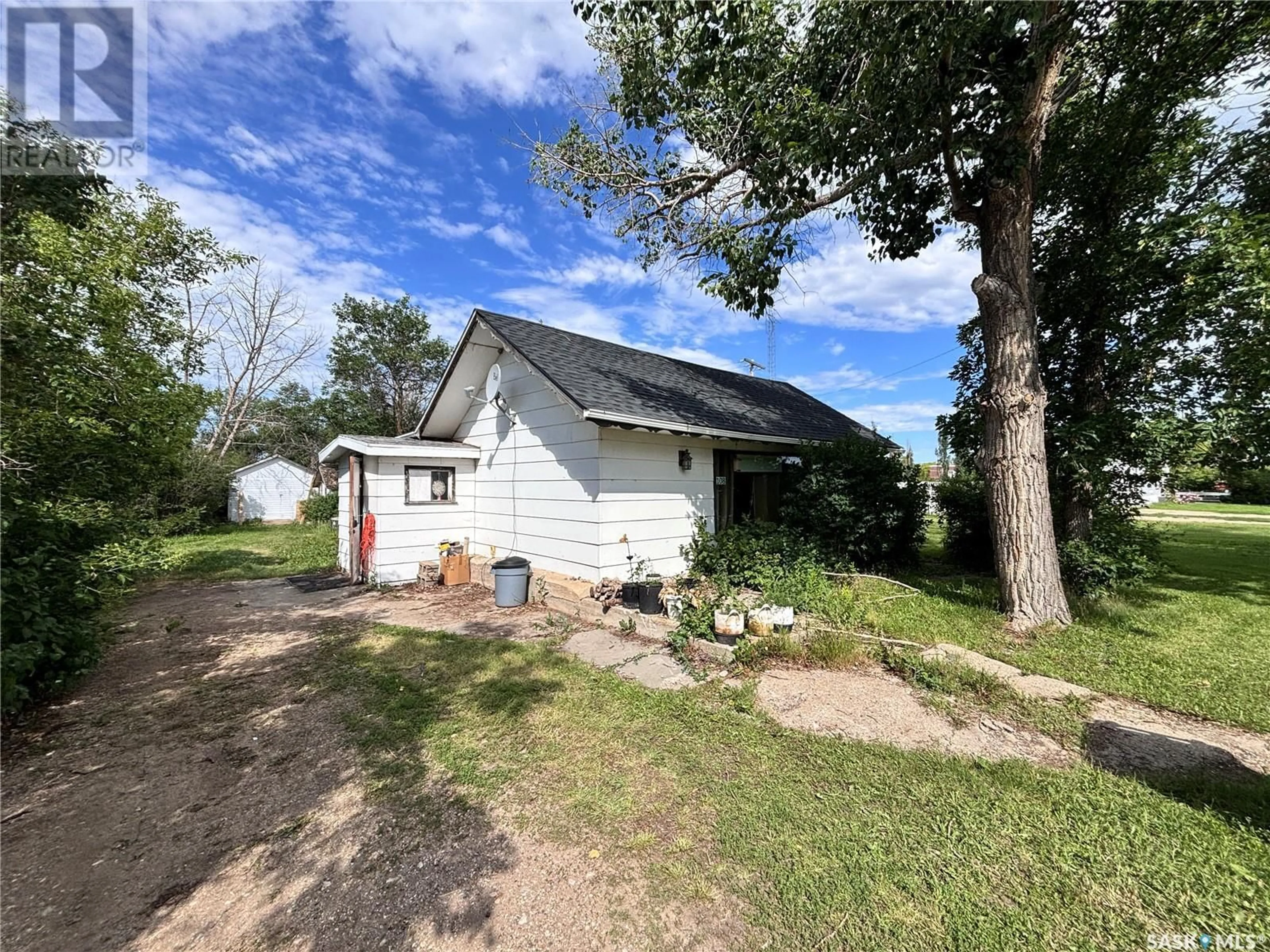 A pic from outside/outdoor area/front of a property/back of a property/a pic from drone, street for 108 2ND AVENUE, Macrorie Saskatchewan S0L2E0