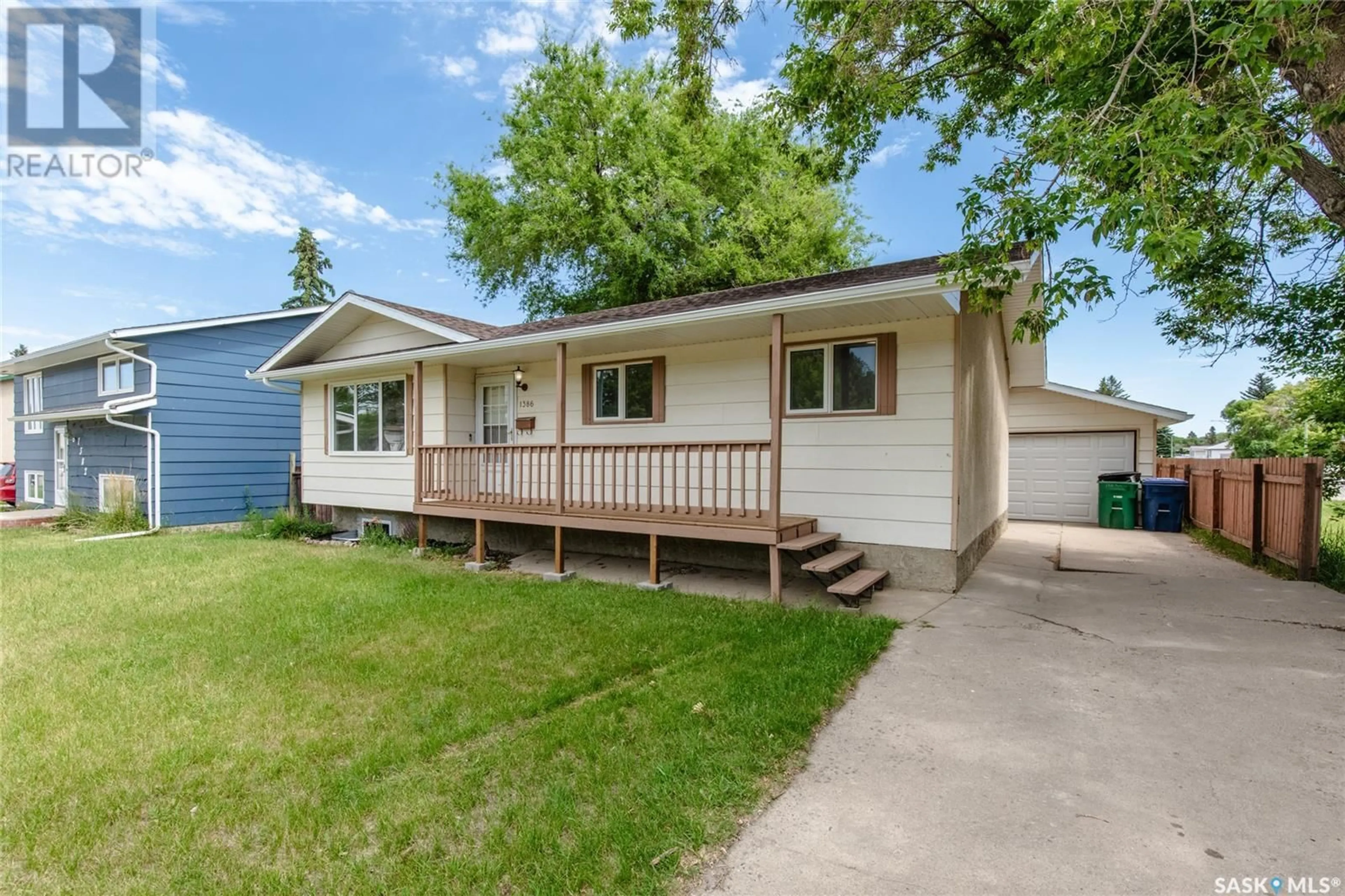 Home with vinyl exterior material, street for 1386 MANITOU CRESCENT, Moose Jaw Saskatchewan S6H7C5