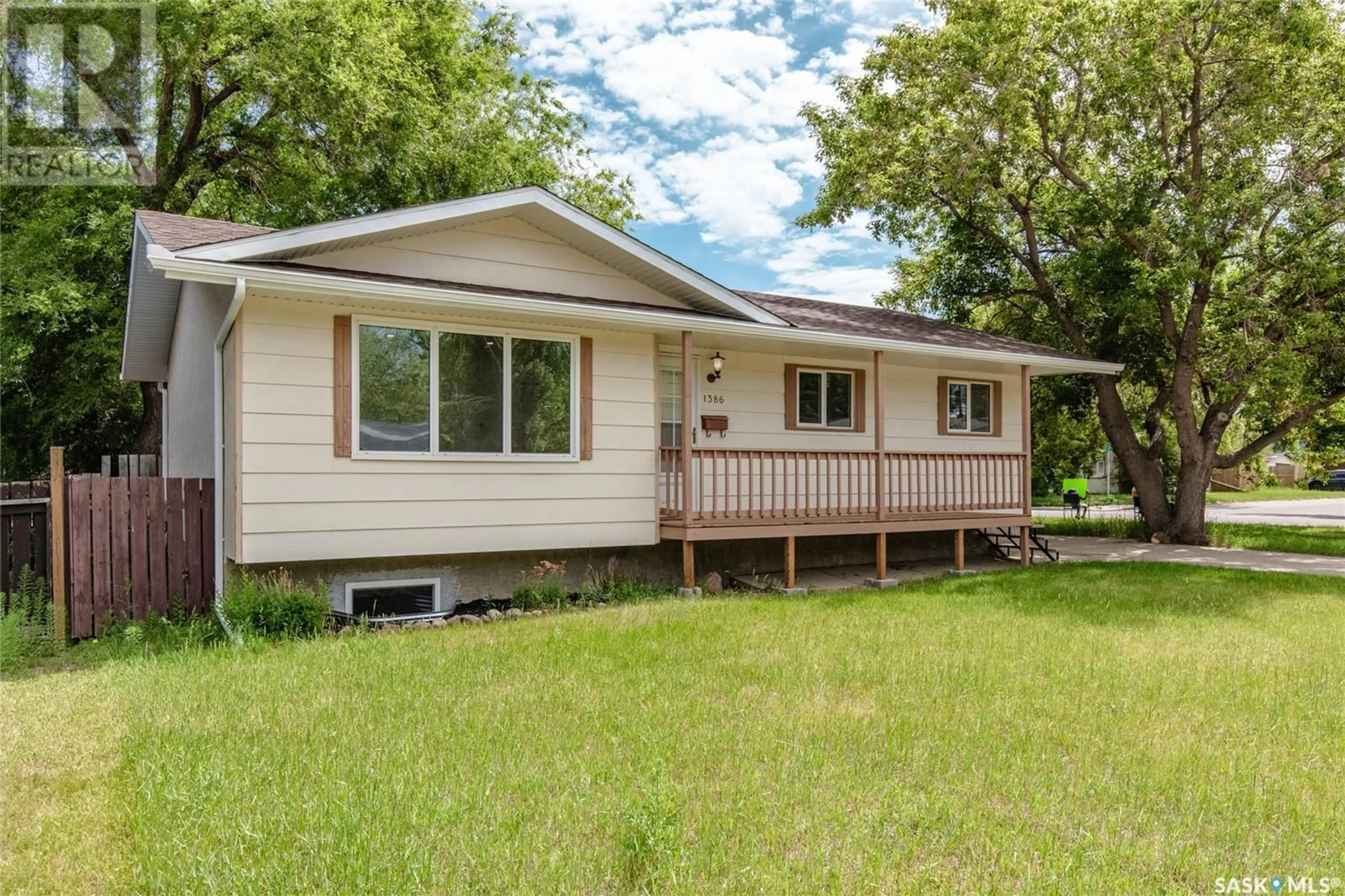 Home with vinyl exterior material, street for 1386 MANITOU CRESCENT, Moose Jaw Saskatchewan S6H7C5