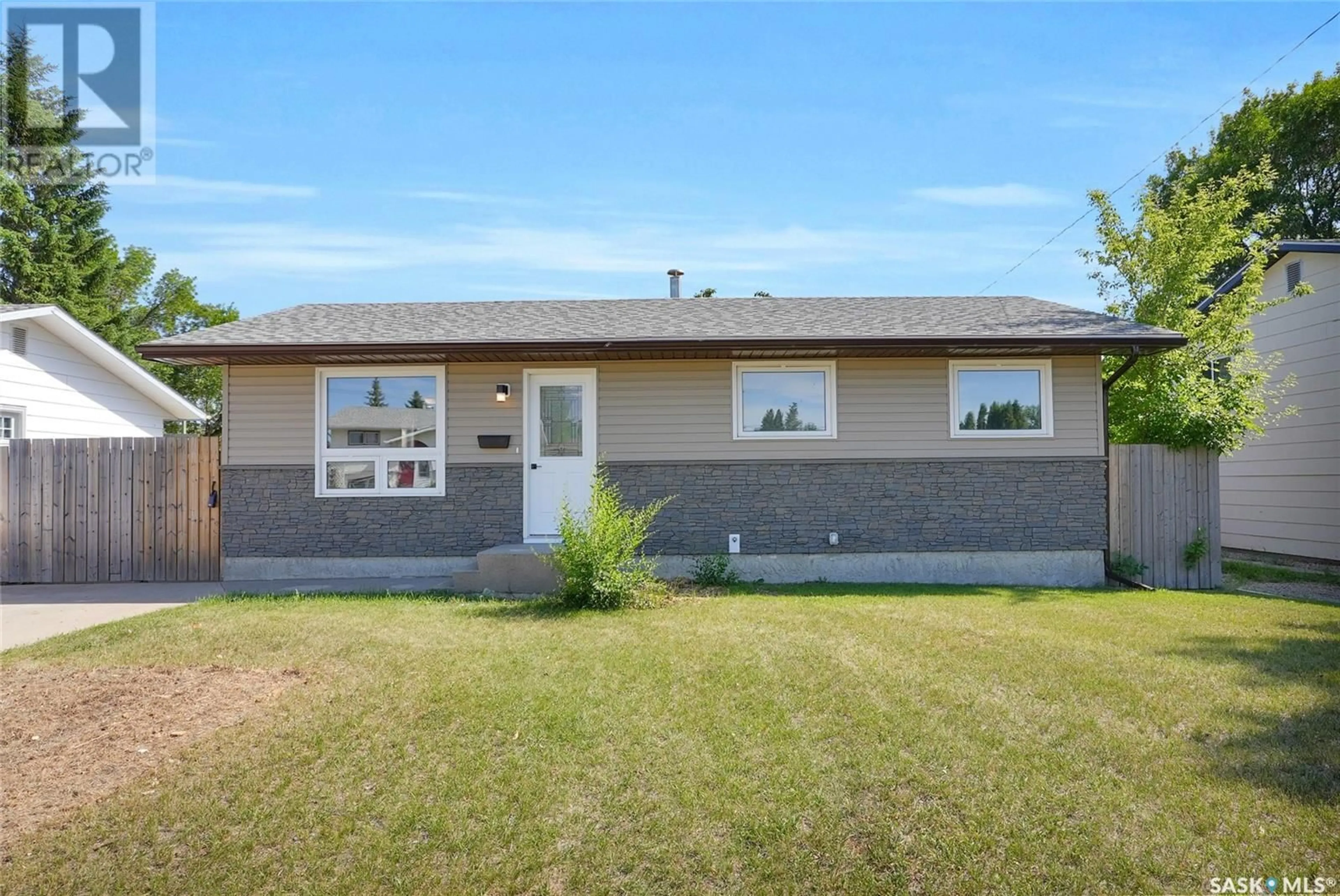 Home with vinyl exterior material, unknown for 1511 GLENDALE STREET, Moose Jaw Saskatchewan S6H7B3