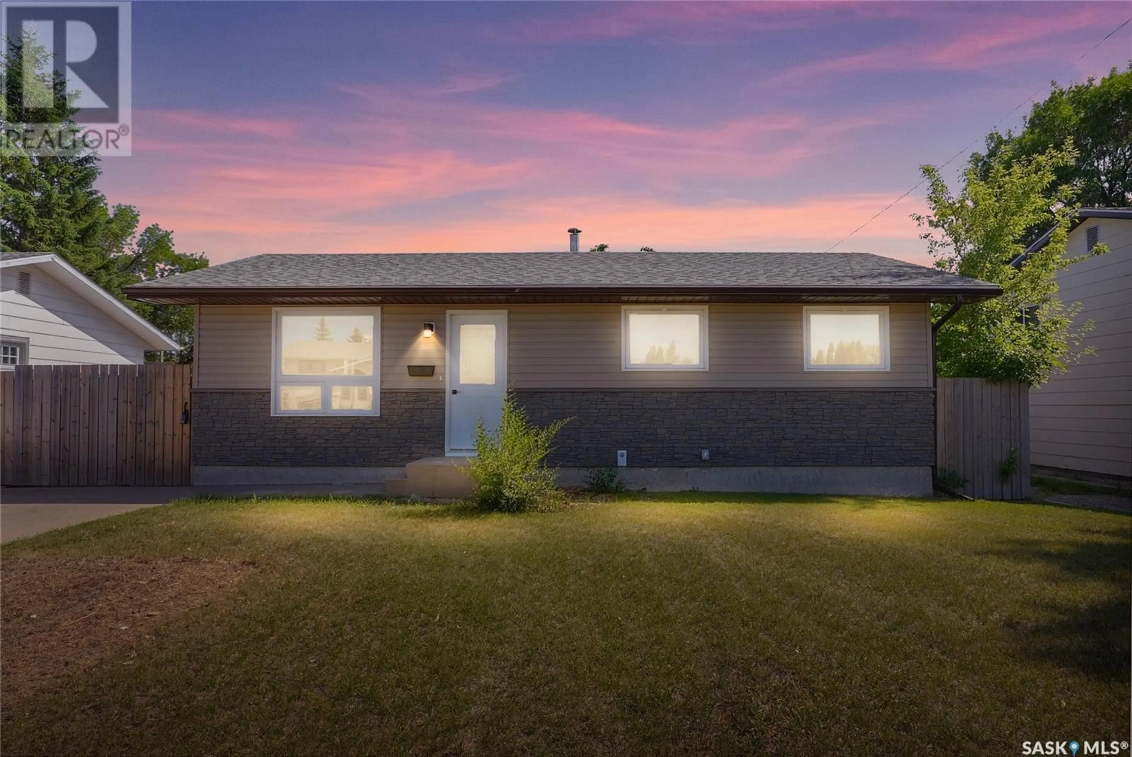 Home with vinyl exterior material, unknown for 1511 GLENDALE STREET, Moose Jaw Saskatchewan S6H7B3
