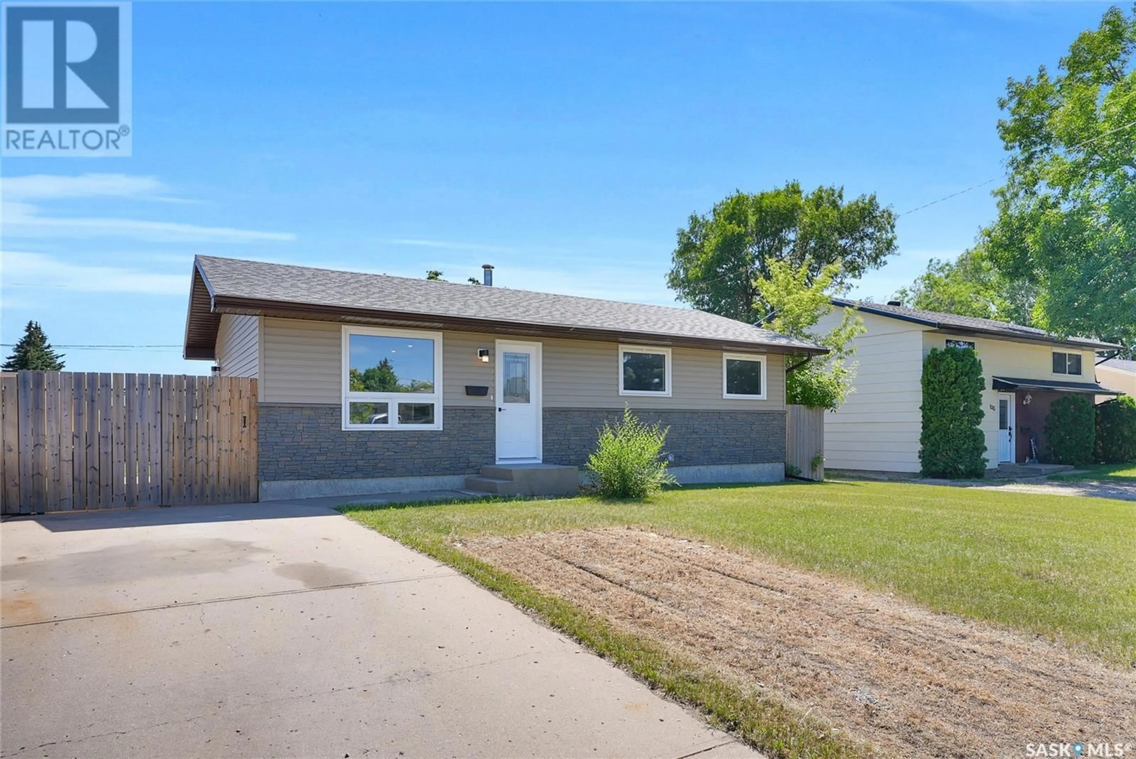 Home with vinyl exterior material, street for 1511 GLENDALE STREET, Moose Jaw Saskatchewan S6H7B3