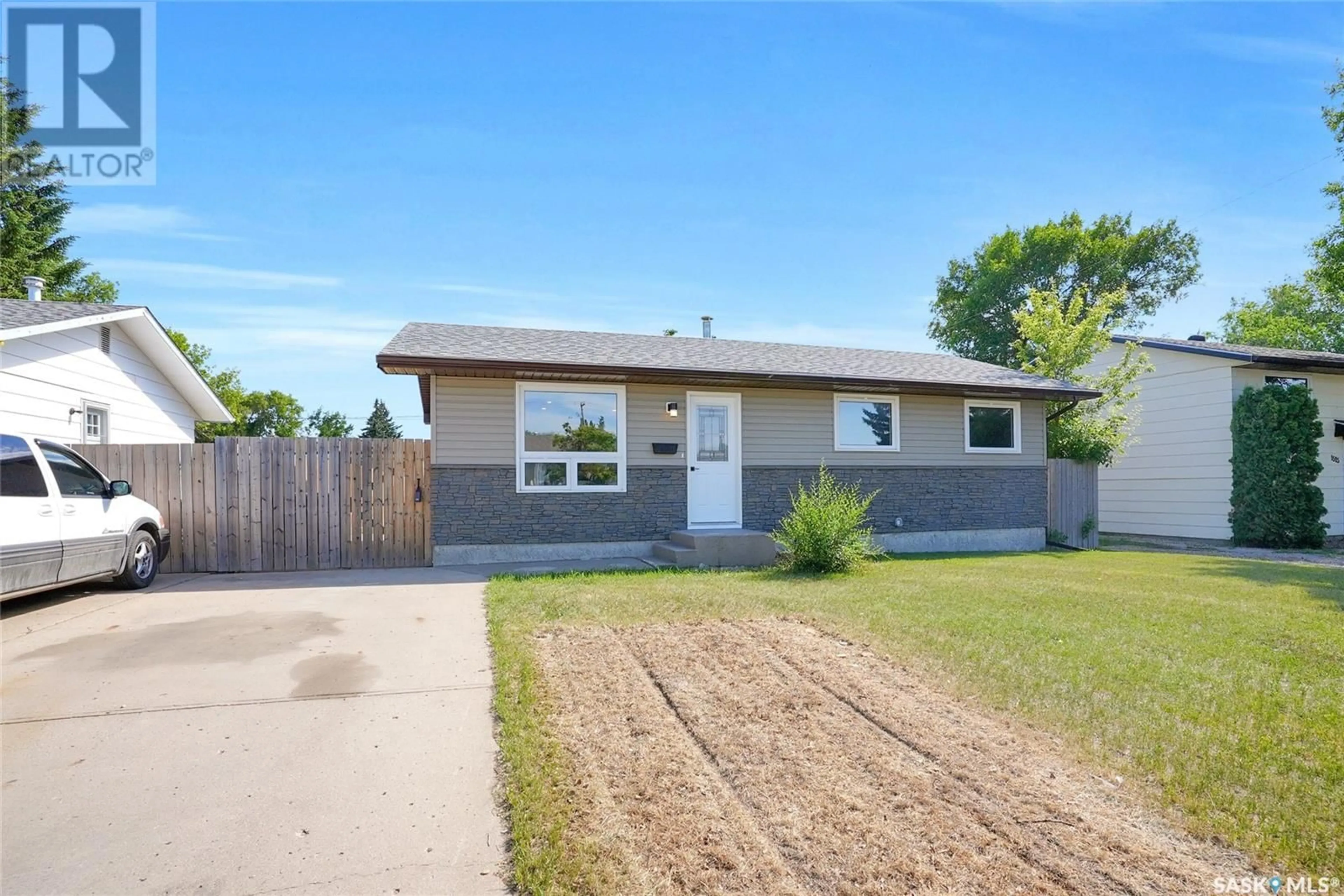 Home with vinyl exterior material, street for 1511 GLENDALE STREET, Moose Jaw Saskatchewan S6H7B3