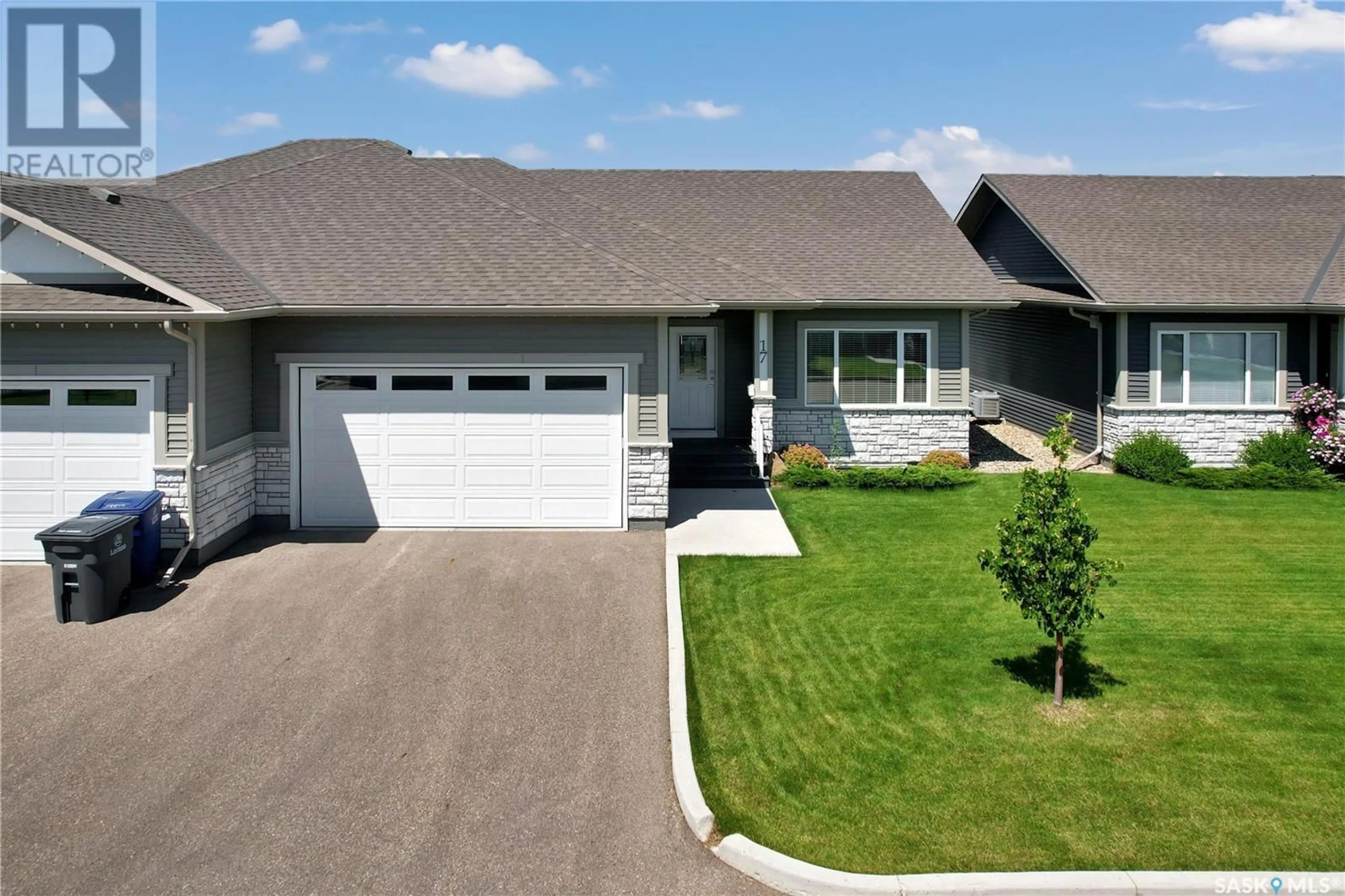 Home with vinyl exterior material, street for 17 435 PALMER CRESCENT, Warman Saskatchewan S0K4S1