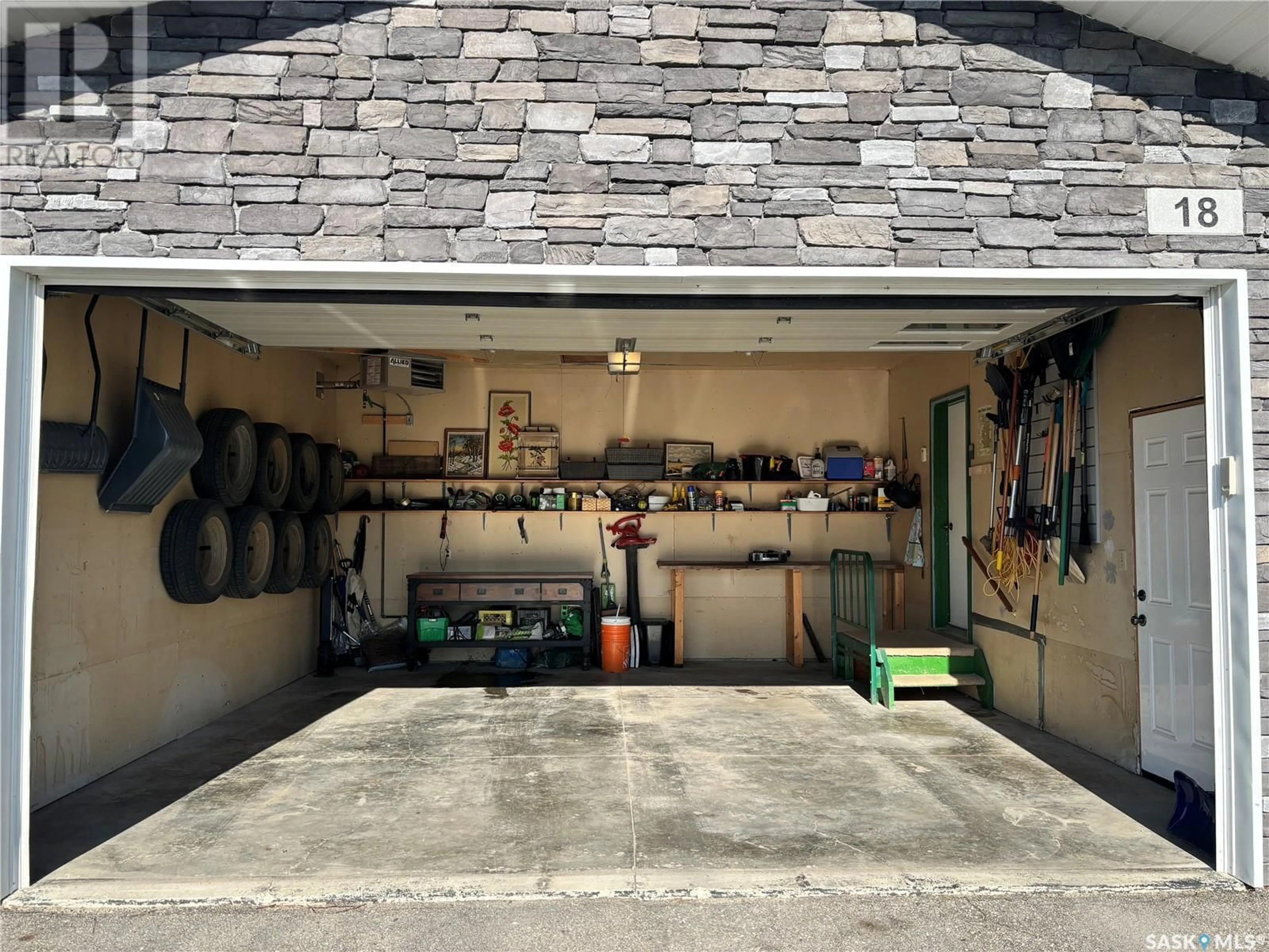 Indoor garage for 18 DUST CRESCENT, Humboldt Saskatchewan S0K2A0