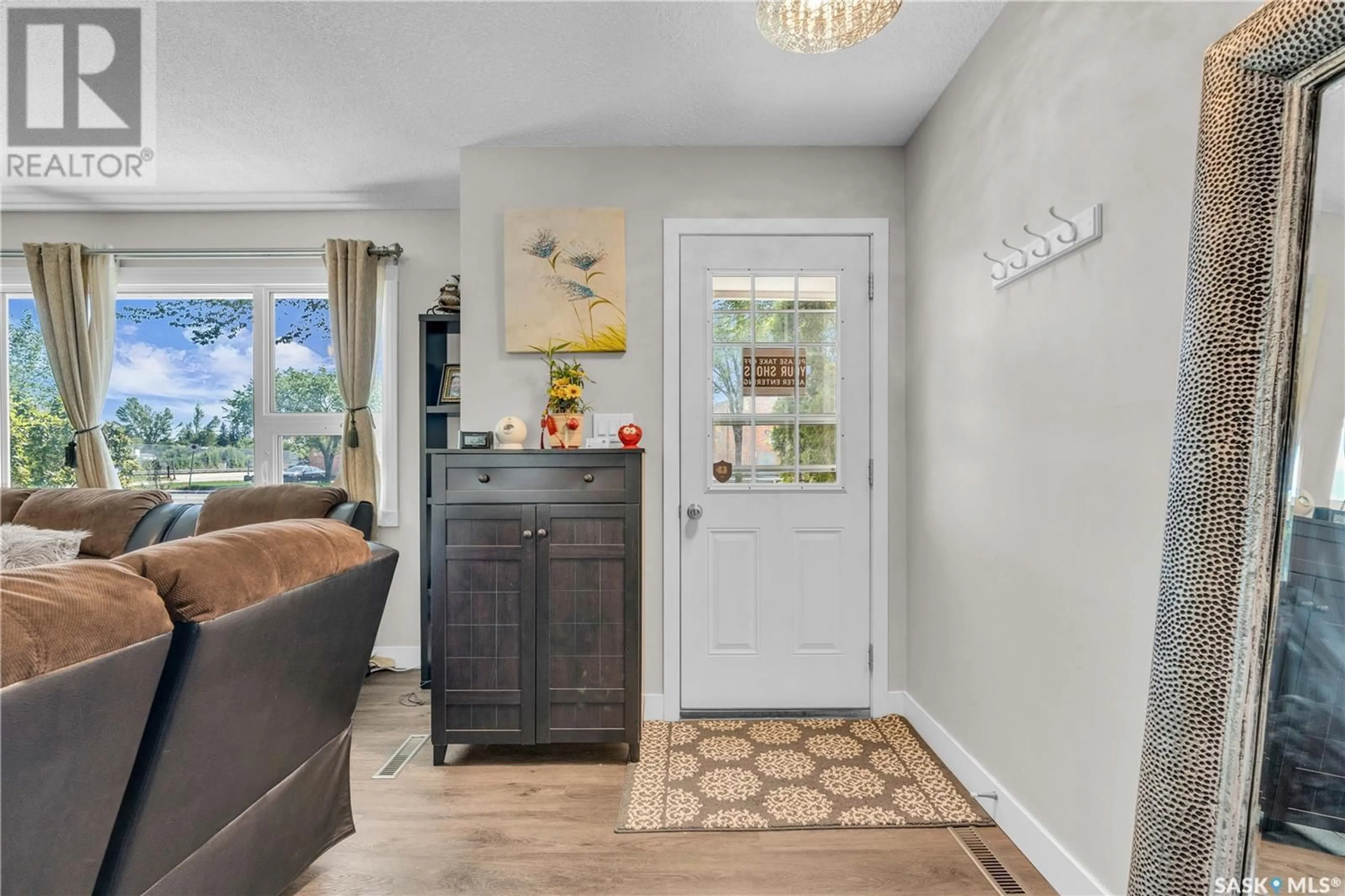 Indoor entryway for 2305 TAYLOR STREET, Saskatoon Saskatchewan S7H1W8