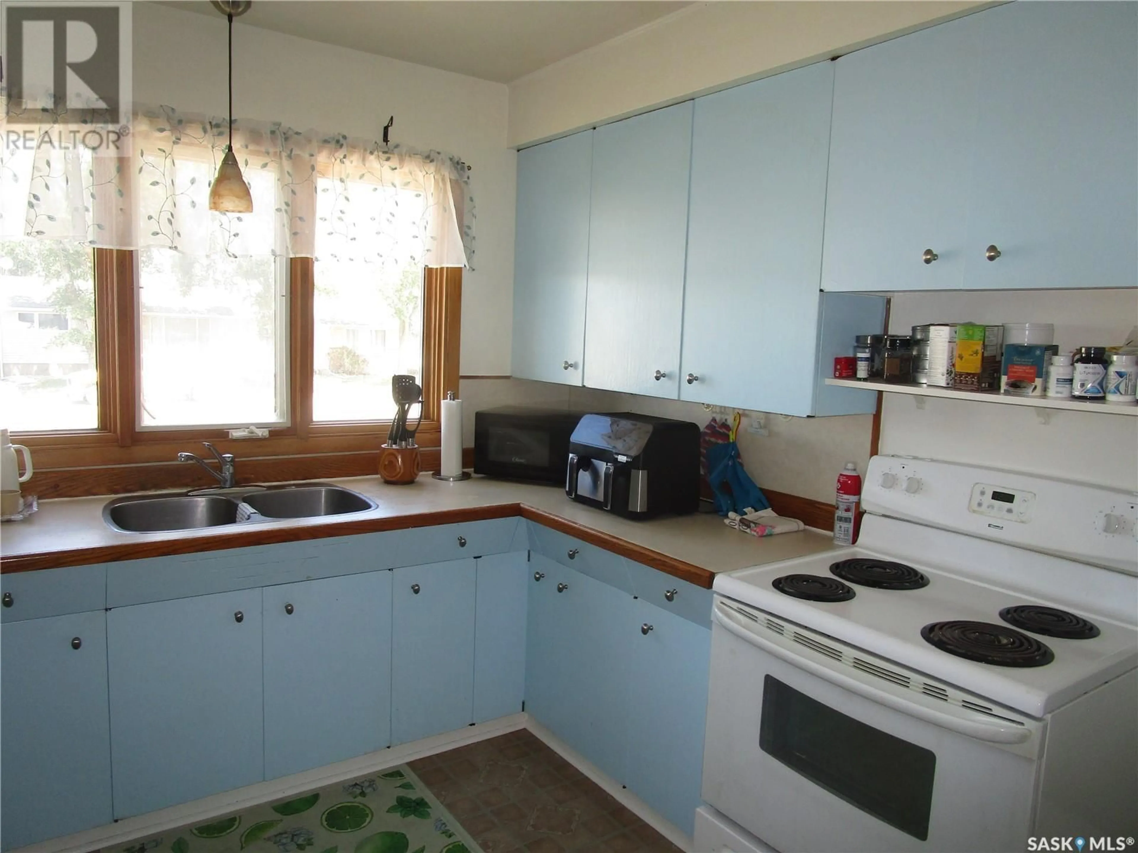 Standard kitchen, unknown for 241 DOMINION ROAD, Assiniboia Saskatchewan S0H0B0