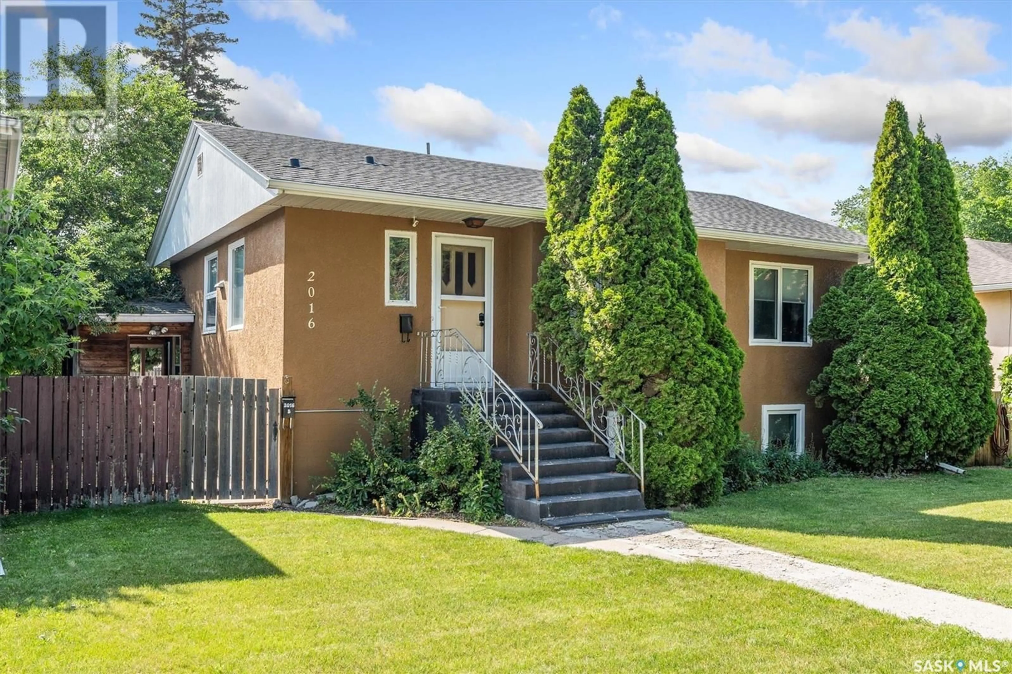 Home with vinyl exterior material, street for 2016 WILLIAM AVENUE, Saskatoon Saskatchewan S7J1A3
