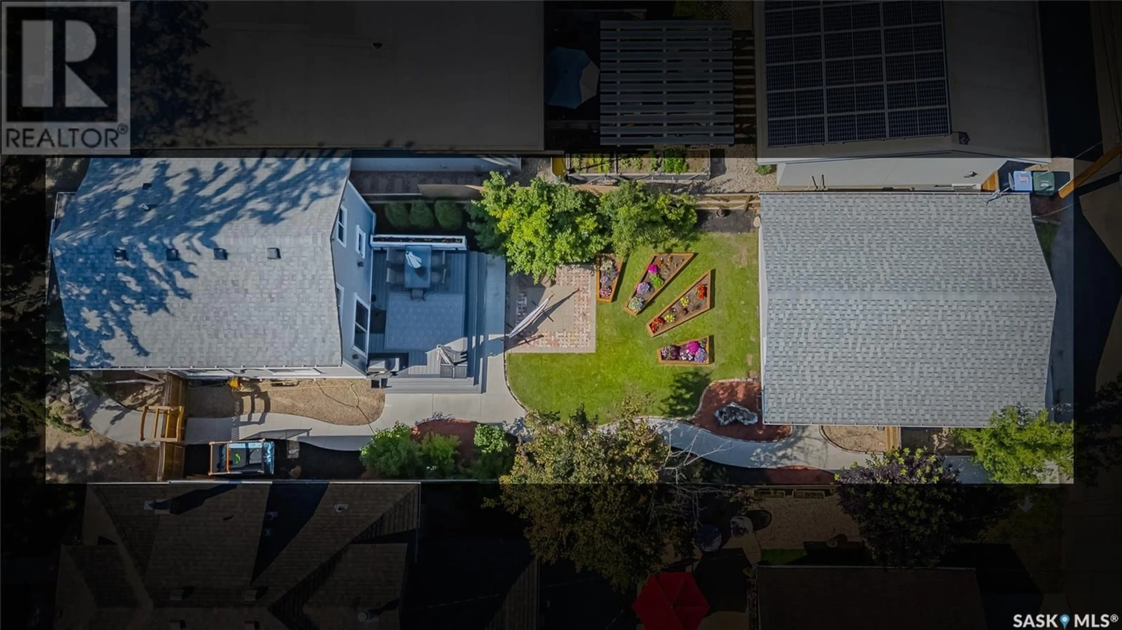 A pic from outside/outdoor area/front of a property/back of a property/a pic from drone, city buildings view from balcony for 924 6TH AVENUE, Saskatoon Saskatchewan S7K2T4