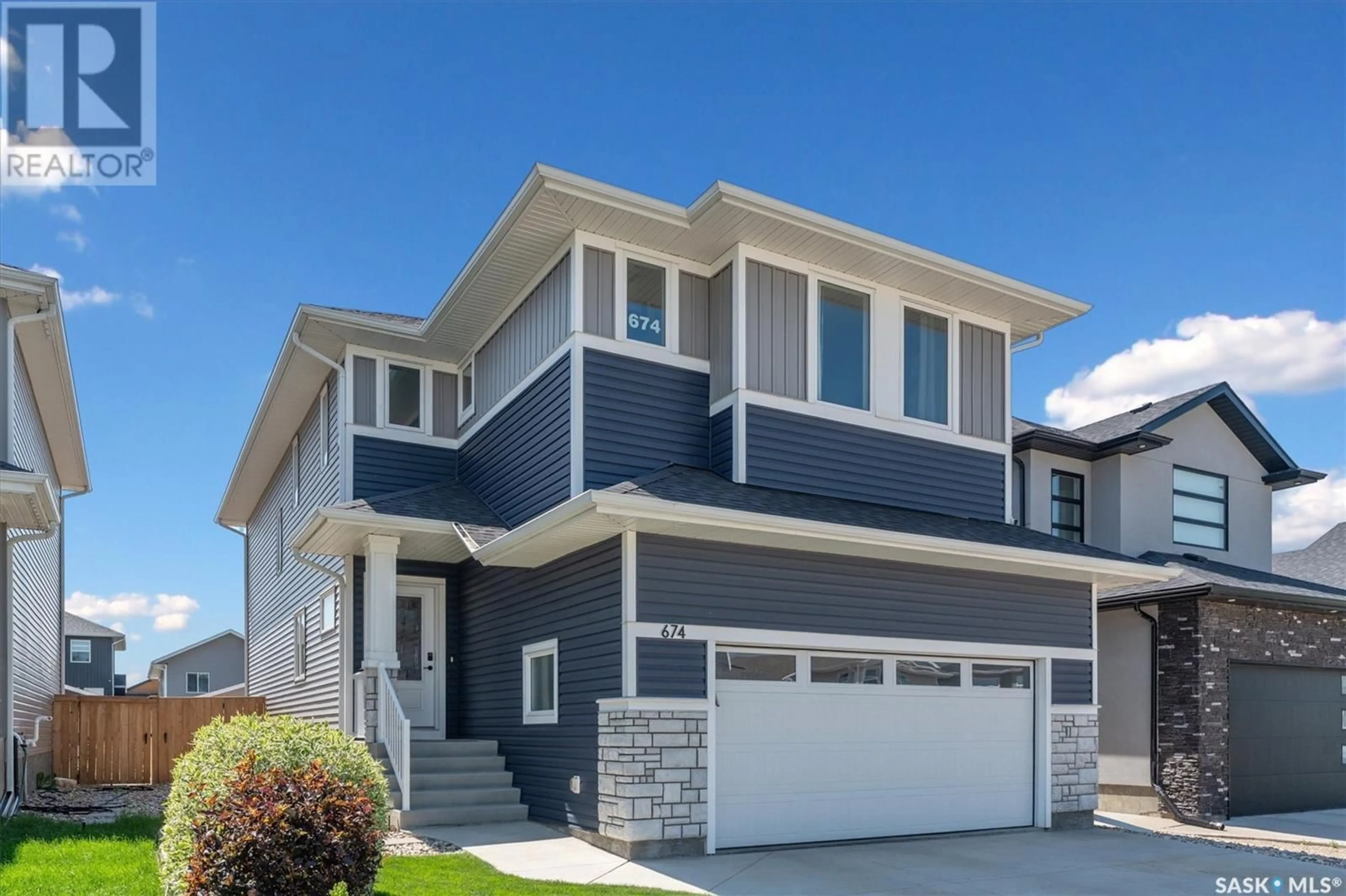 Home with vinyl exterior material, street for 674 FAST CRESCENT, Saskatoon Saskatchewan S7W0X1