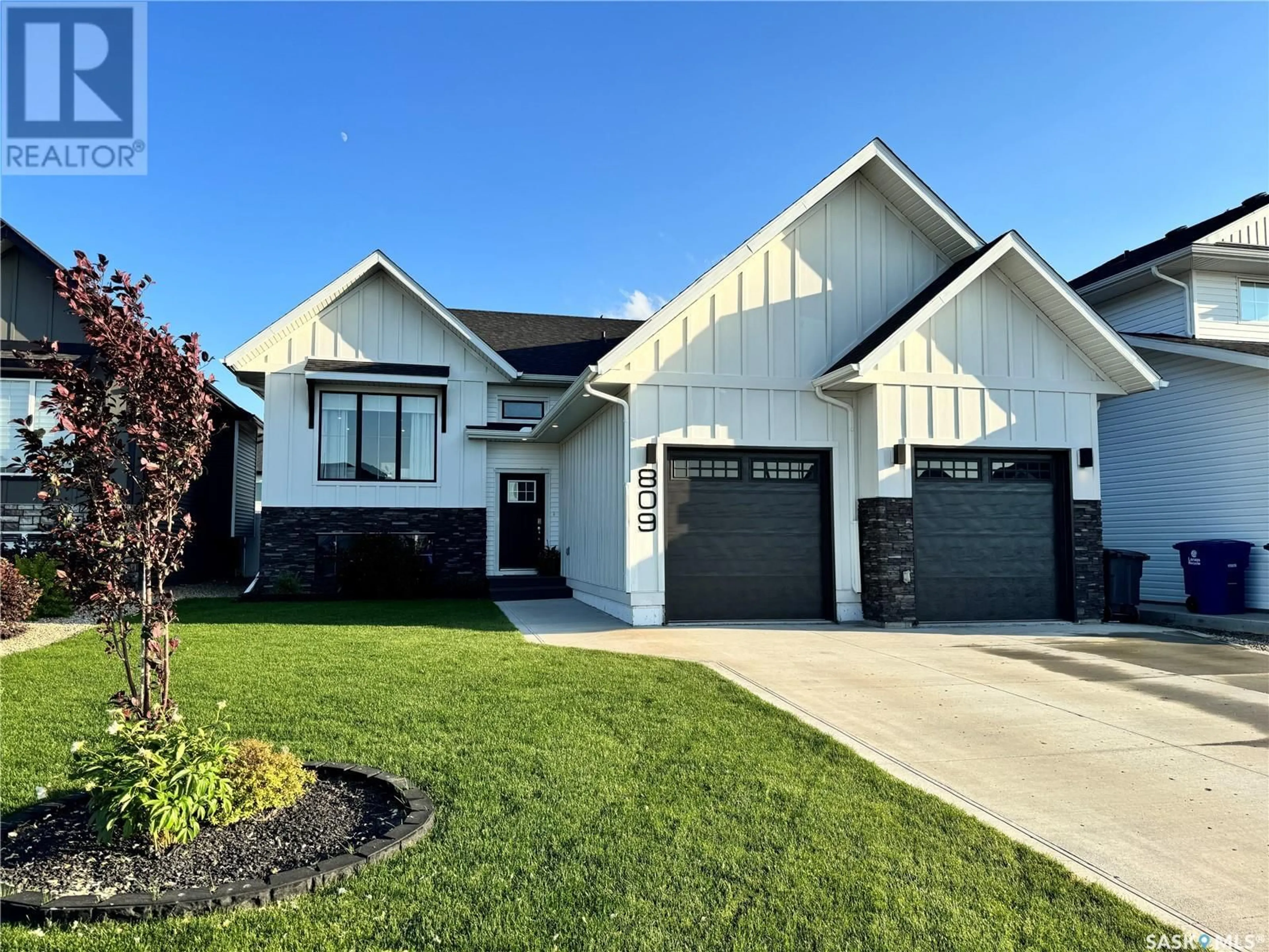 Home with vinyl exterior material, street for 809 WEIR CRESCENT, Warman Saskatchewan S0K4S4