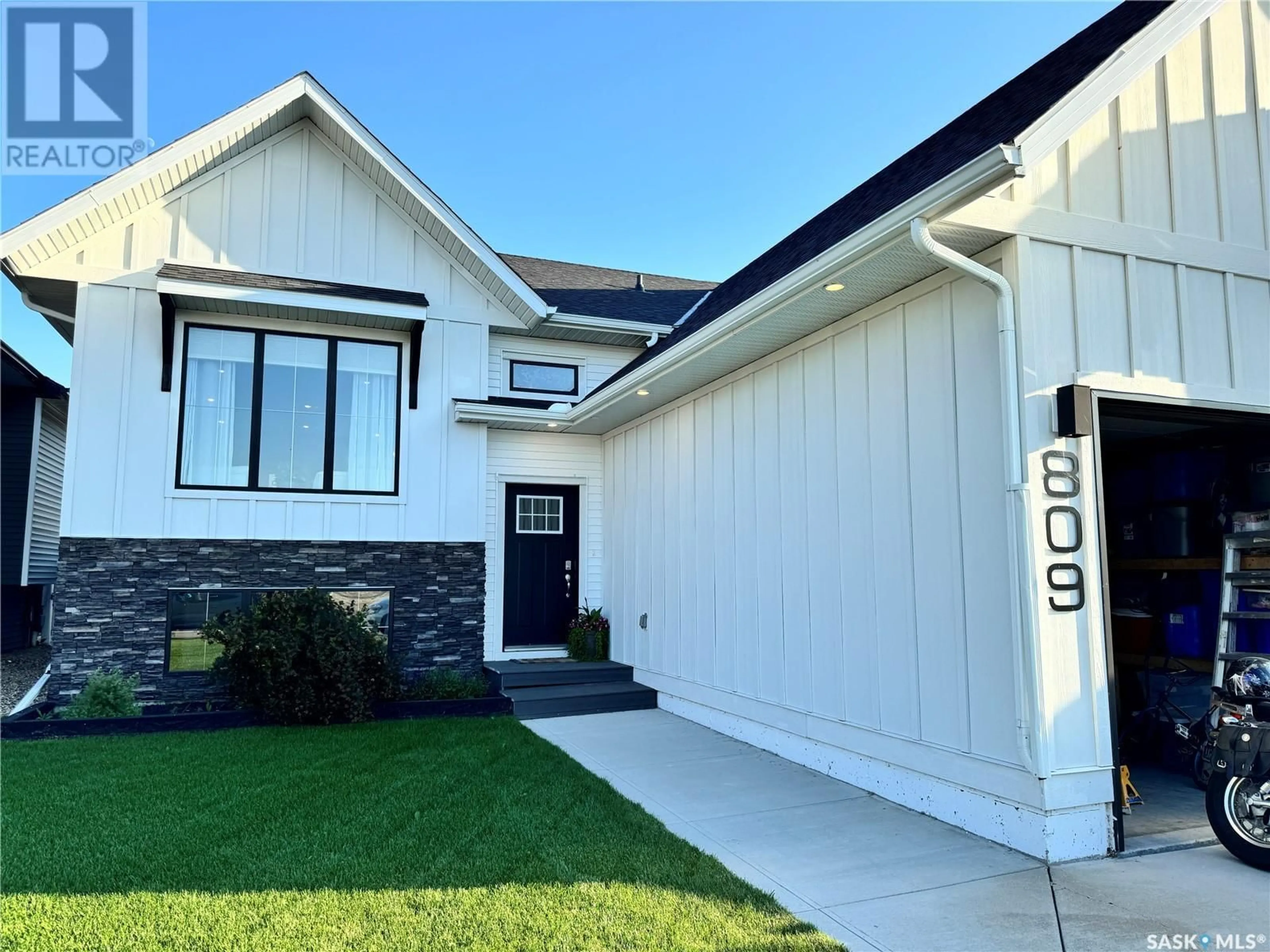 Home with vinyl exterior material, street for 809 WEIR CRESCENT, Warman Saskatchewan S0K4S4