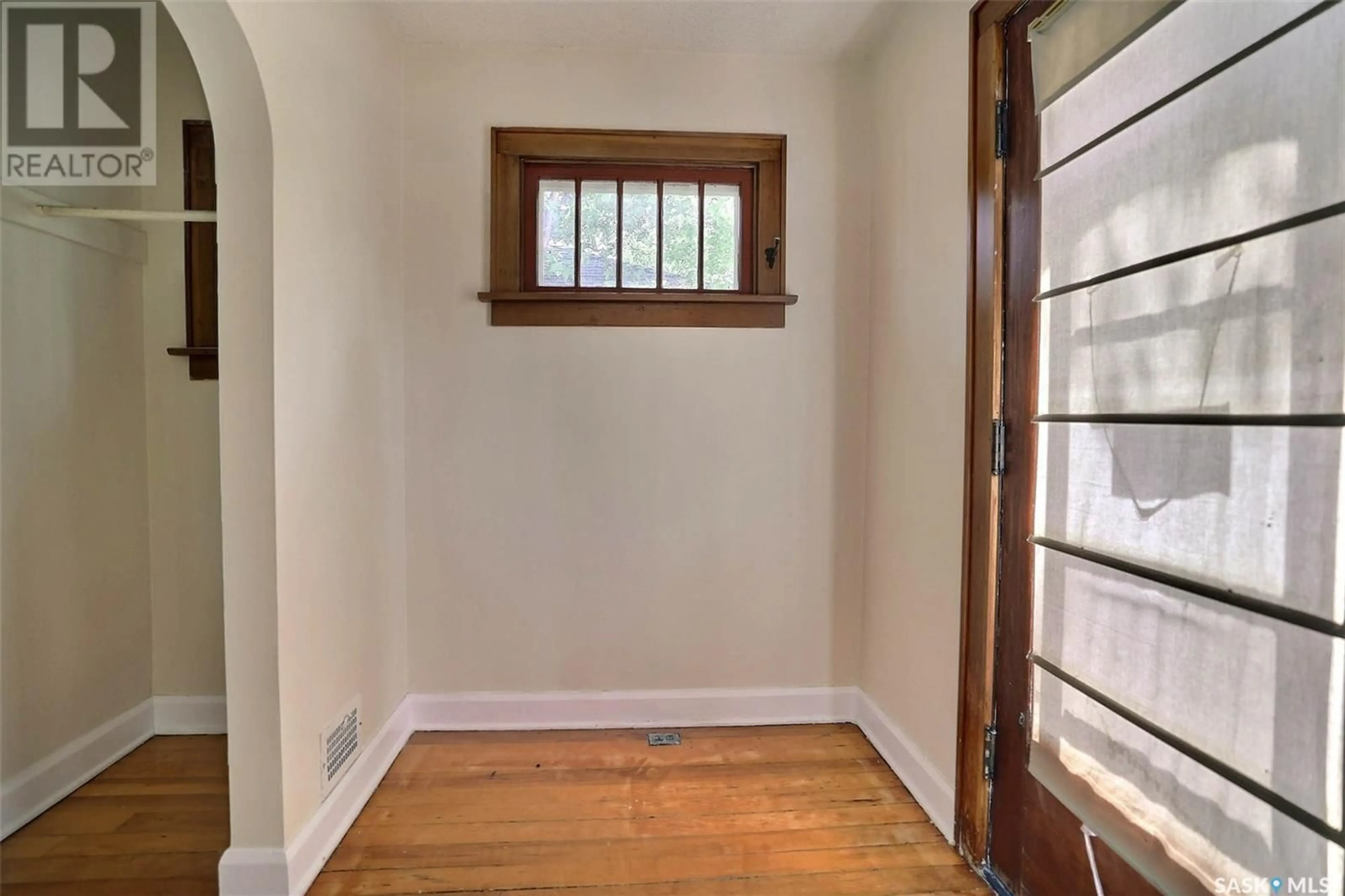 Indoor entryway for 732 BROADWAY AVENUE, Regina Saskatchewan S4N1C3