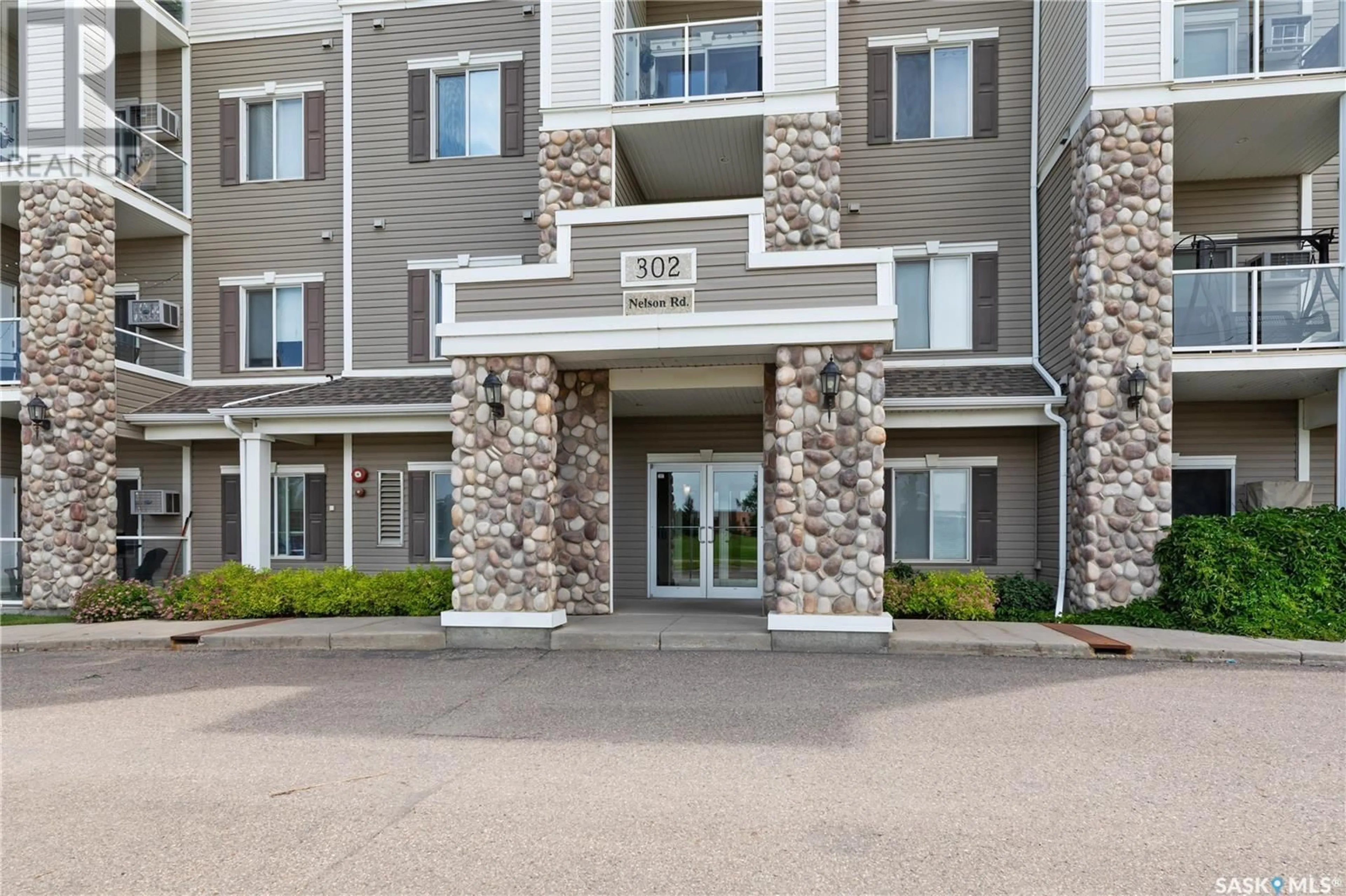 Patio, building for 302 - 310 NELSON ROAD, Saskatoon Saskatchewan S7S1N9