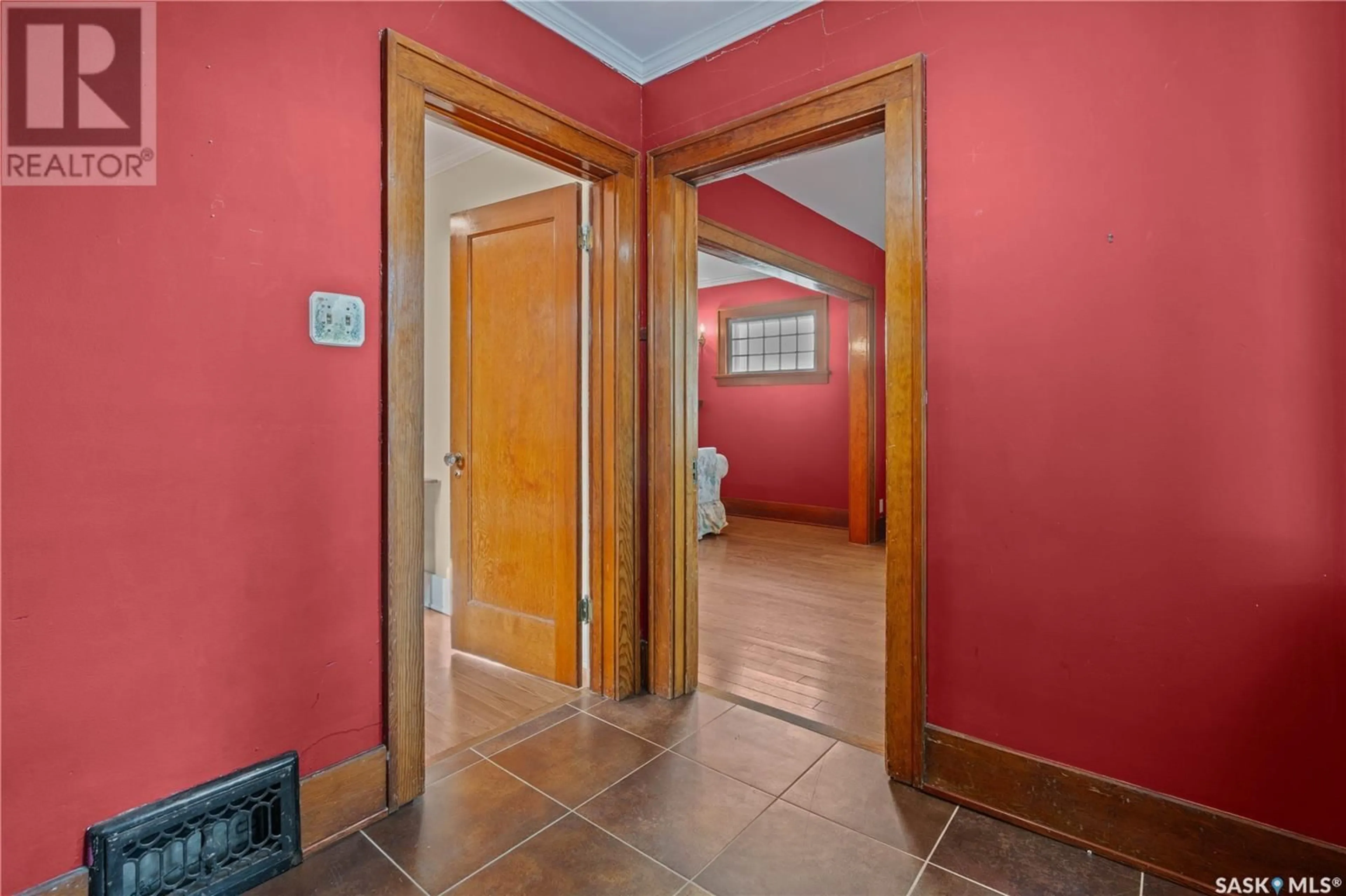 Indoor foyer for 3320 15TH AVENUE, Regina Saskatchewan S4T1T2