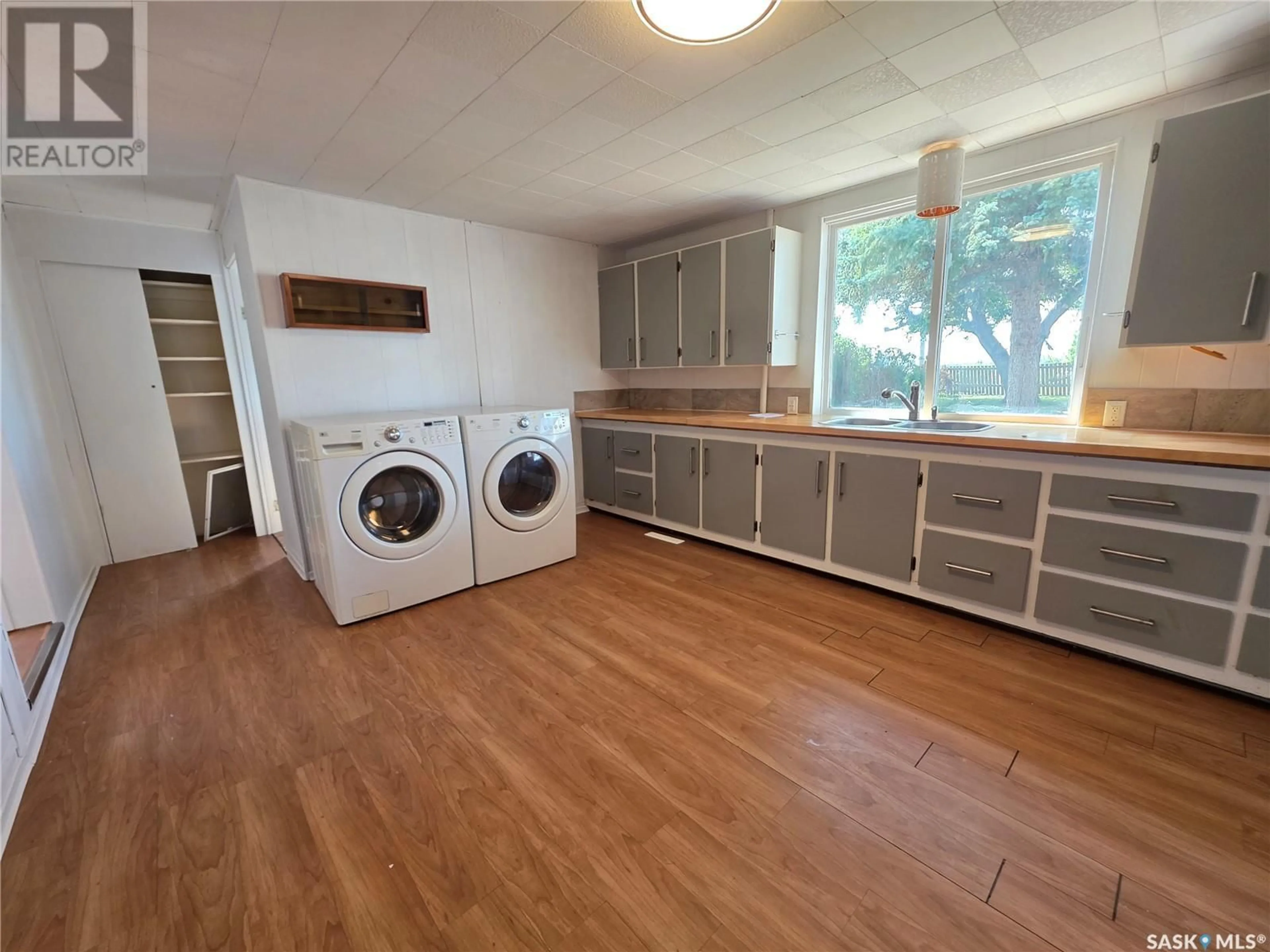 Kitchen with laundary machines, wood/laminate floor for 1001 HERBERT AVENUE, Herbert Saskatchewan S0H2A0