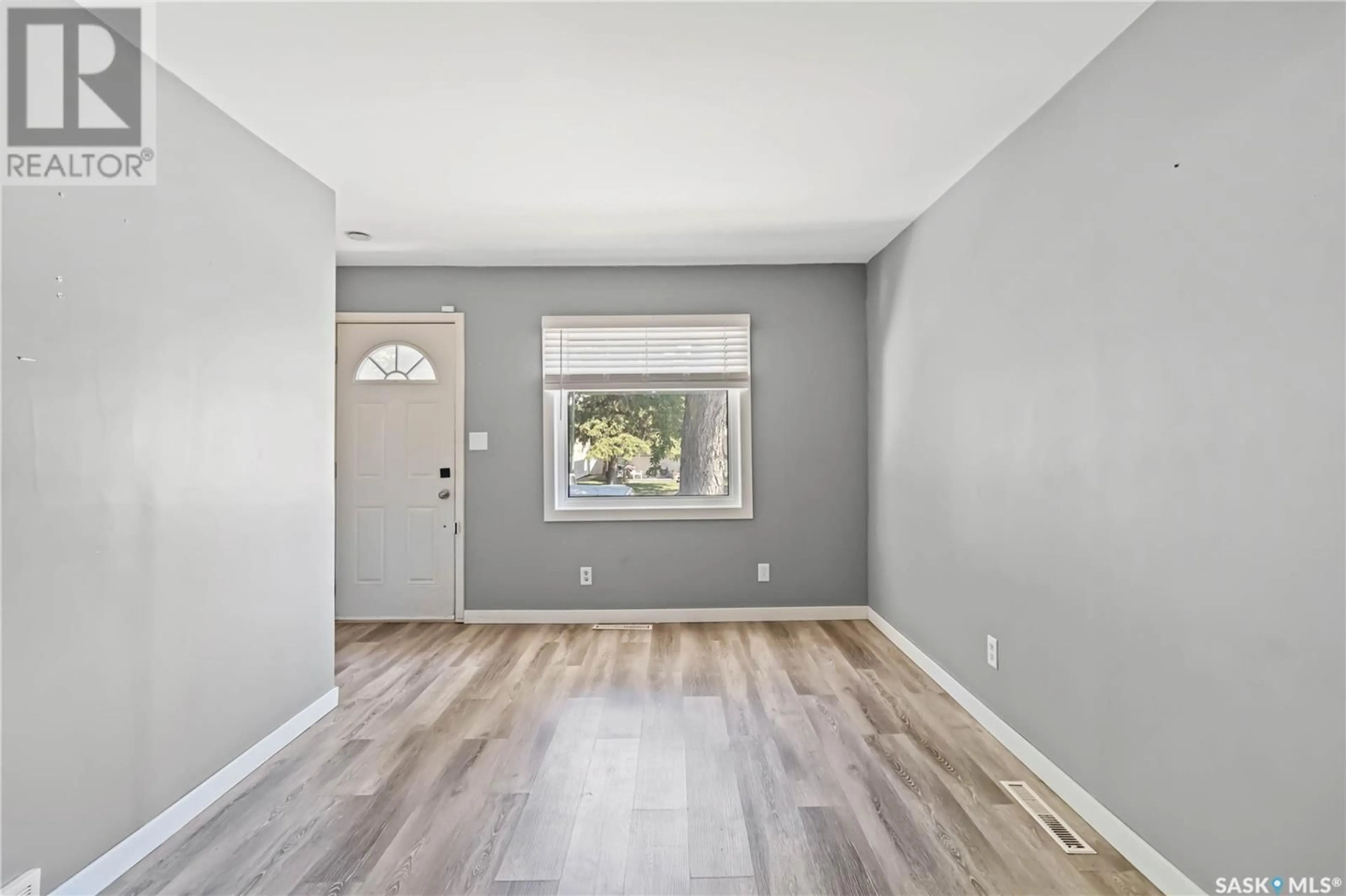 Indoor entryway for 321 WITNEY AVENUE, Saskatoon Saskatchewan S7M3K4